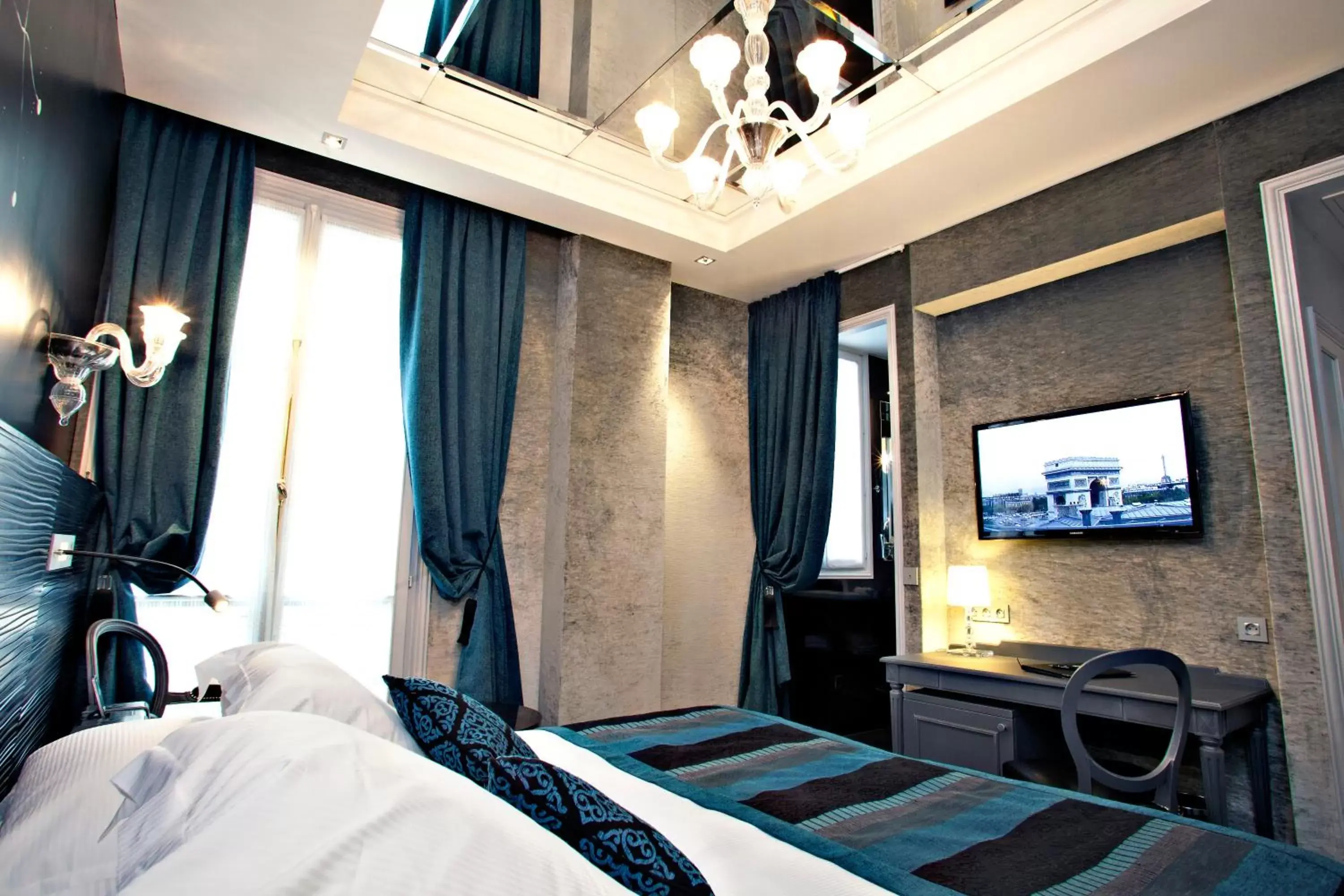 Photo of the whole room, TV/Entertainment Center in Maison Albar Hotels Le Champs-Elysées