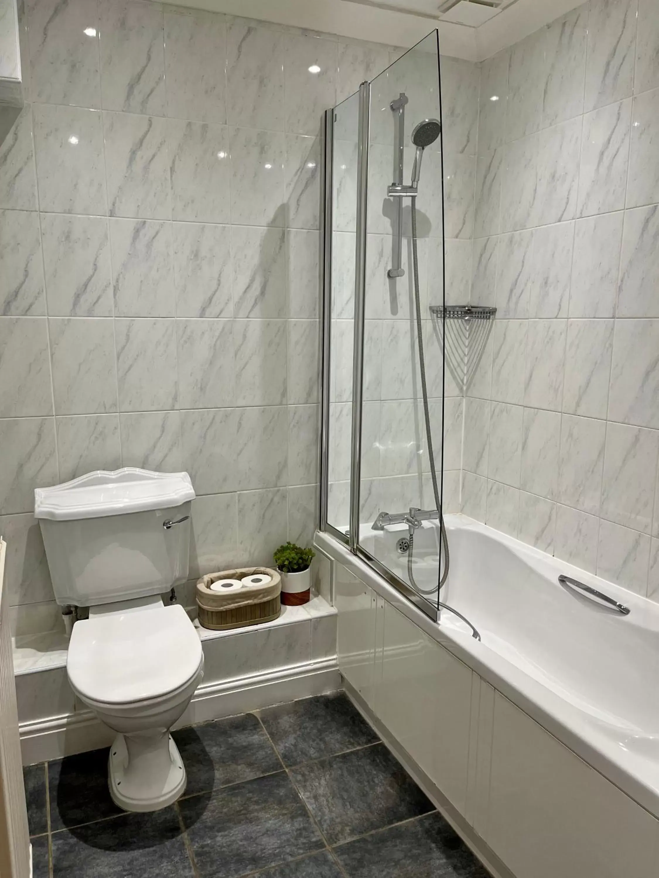 Bathroom in Burleigh Court Hotel