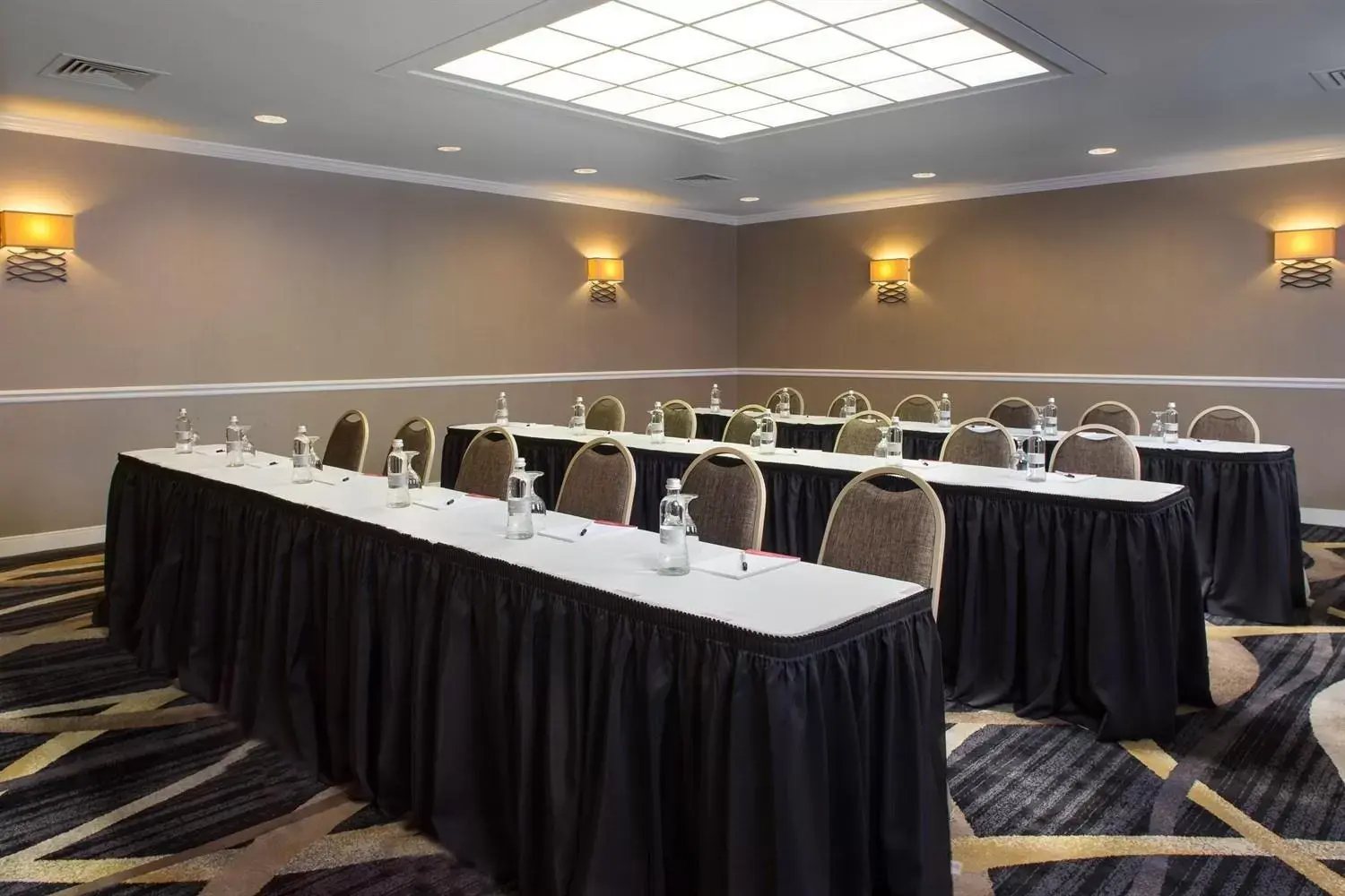 Business facilities in LaGuardia Plaza Hotel