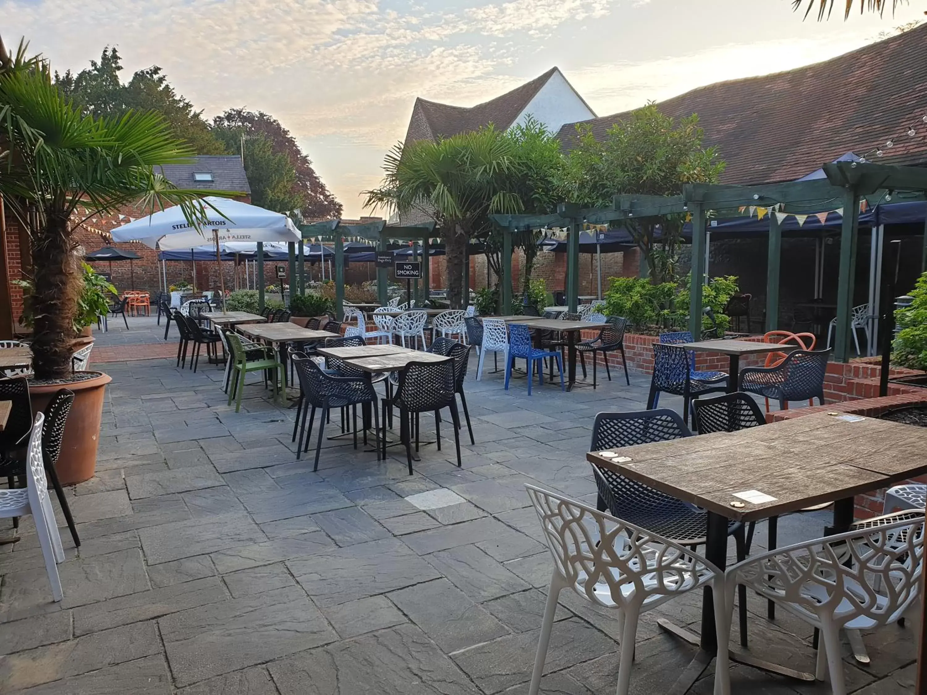 Garden, Restaurant/Places to Eat in The Catherine Wheel Wetherspoon Hotel
