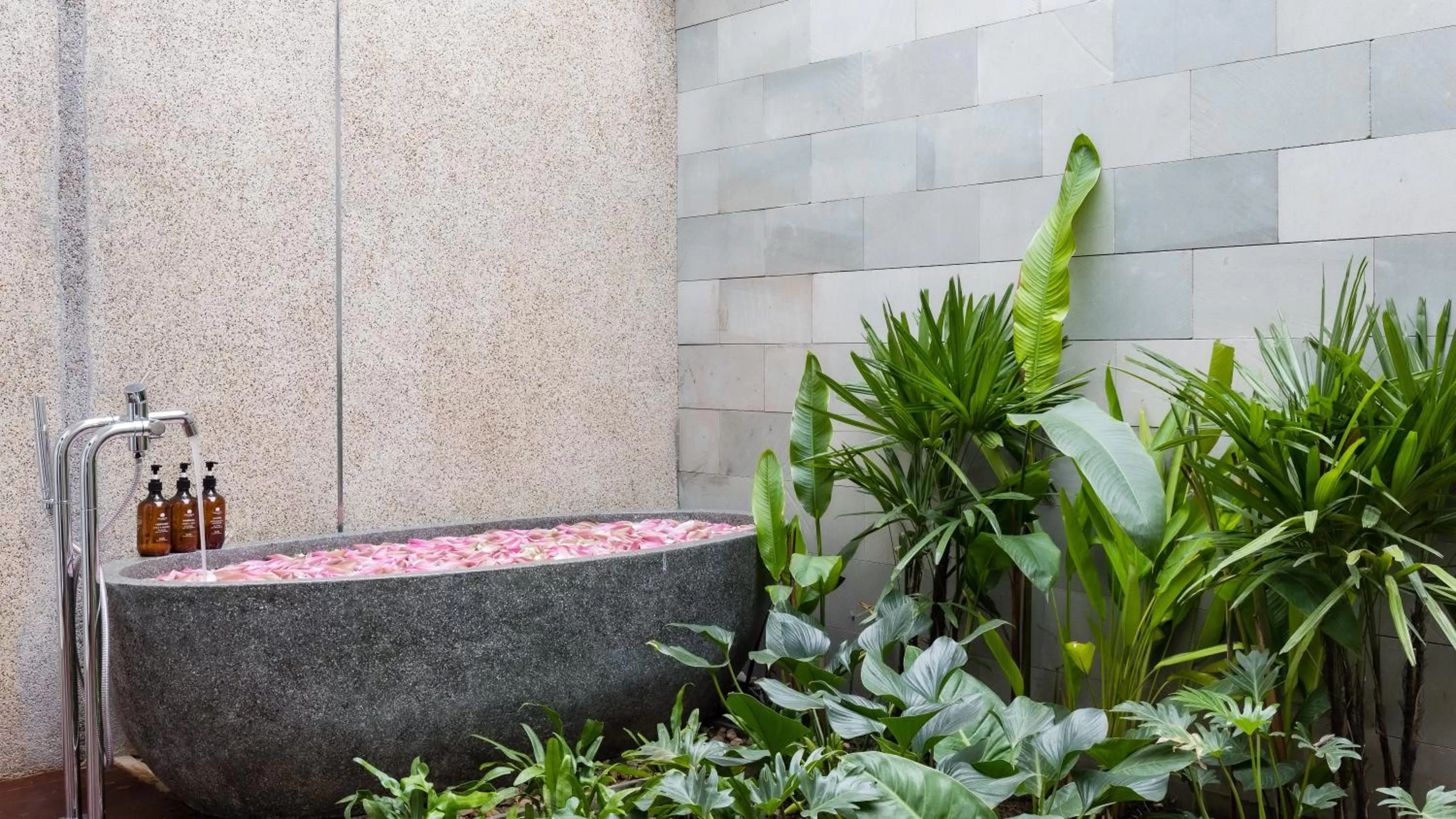 Bathroom in Shintana Saya La Maison