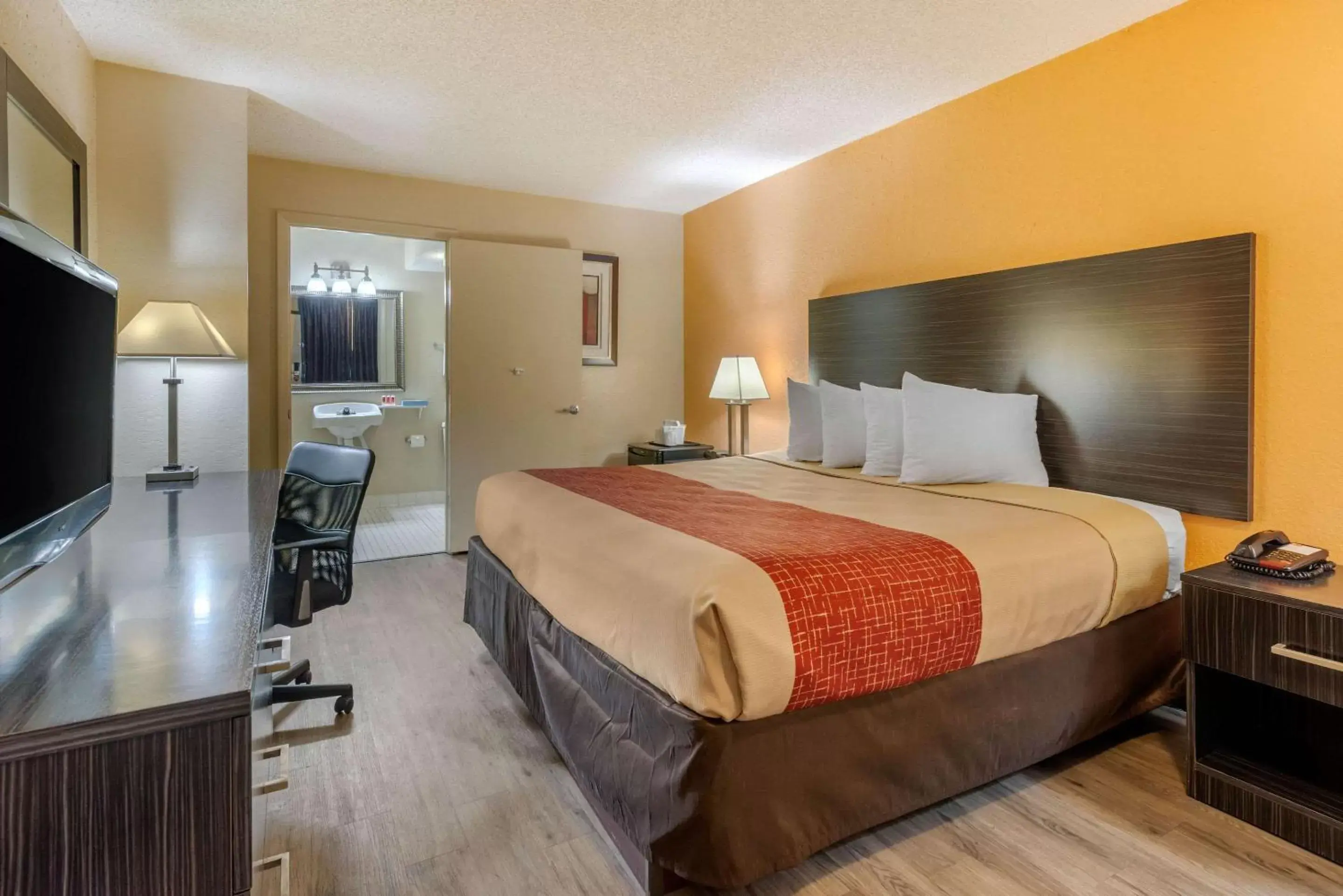 Photo of the whole room, Bed in Econo Lodge International Drive