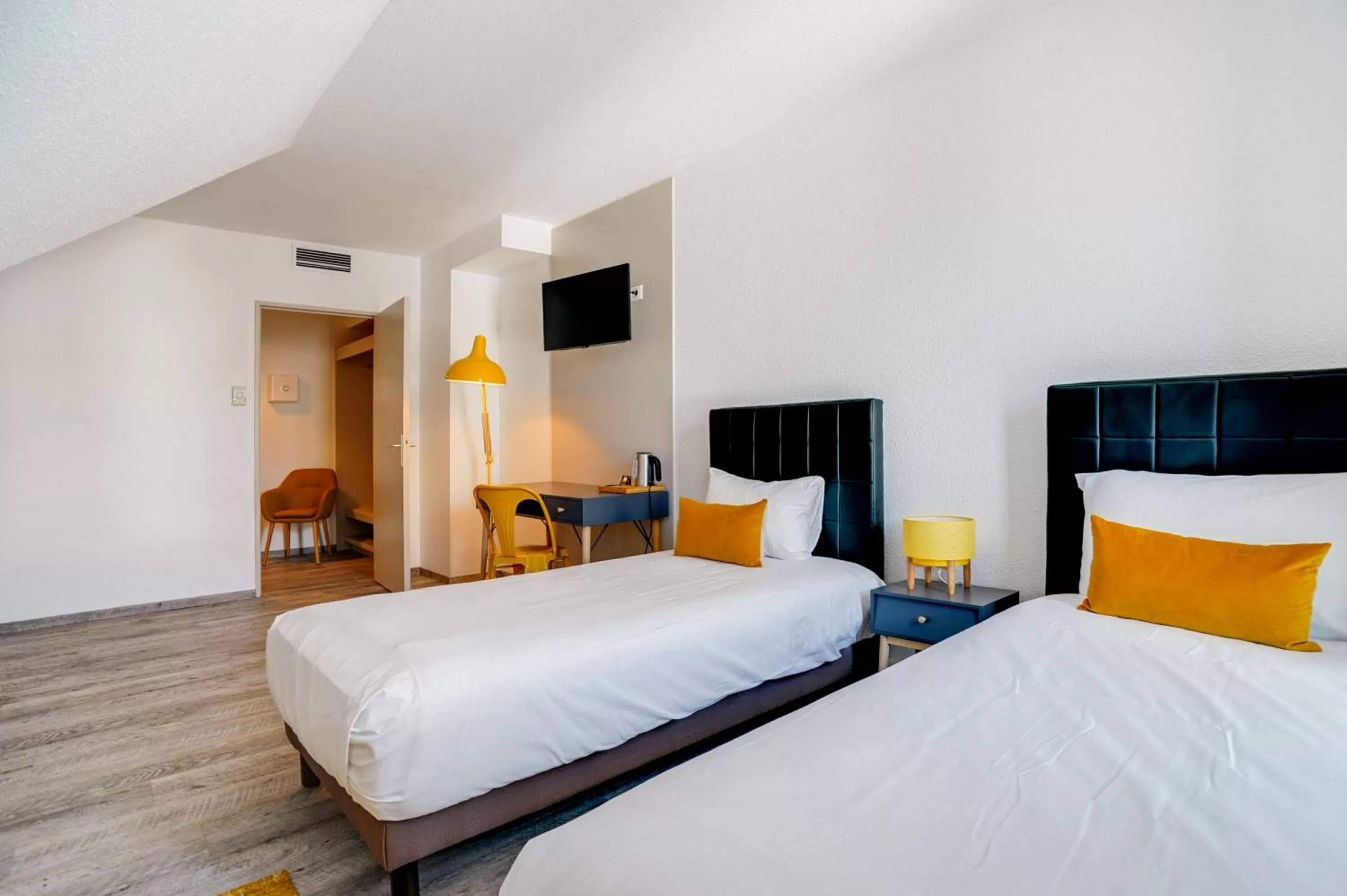 Photo of the whole room in La Maison Hôtel Mulhouse Centre