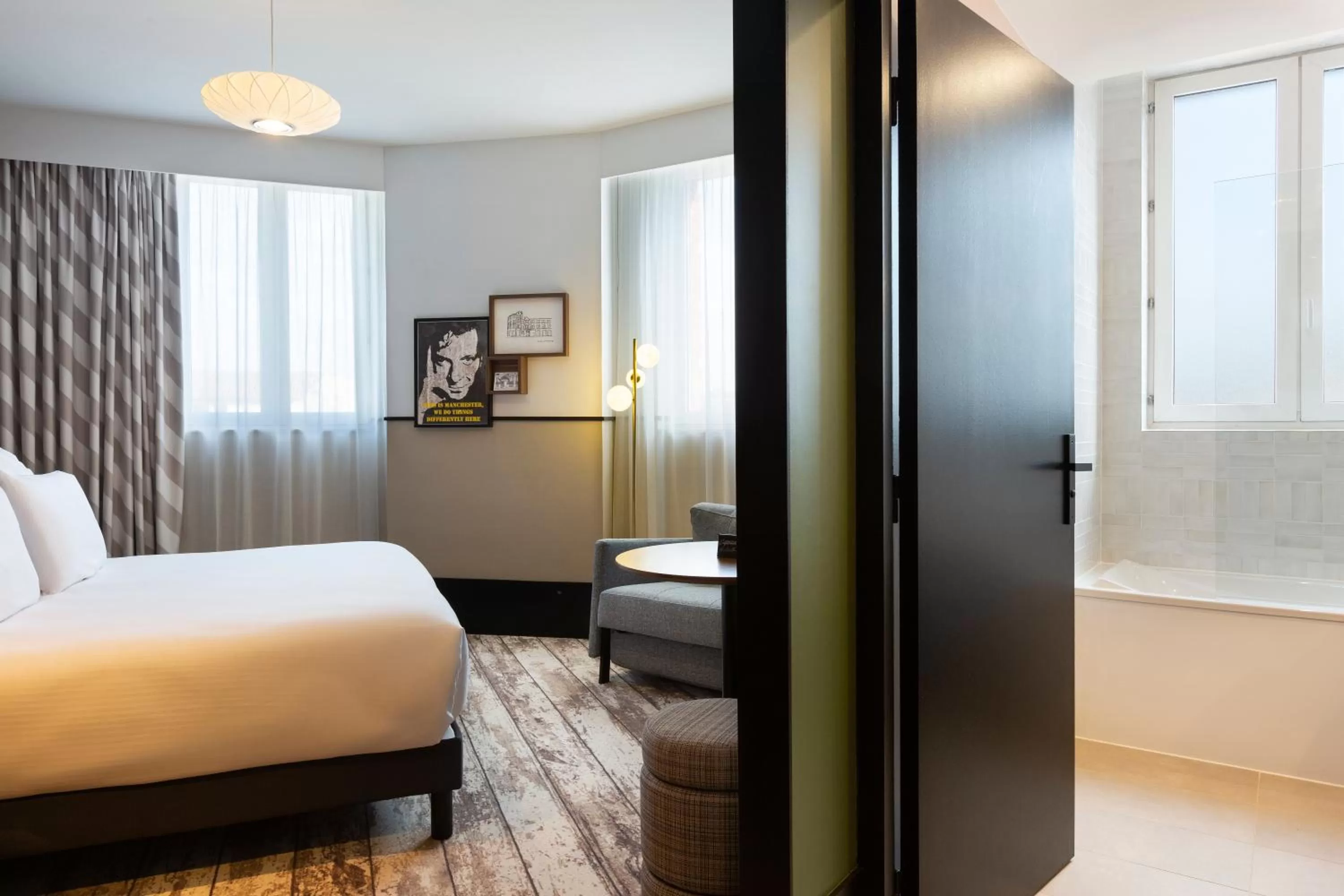 Photo of the whole room, Bed in Hotel Les Capitouls Toulouse Centre - Handwritten Collection