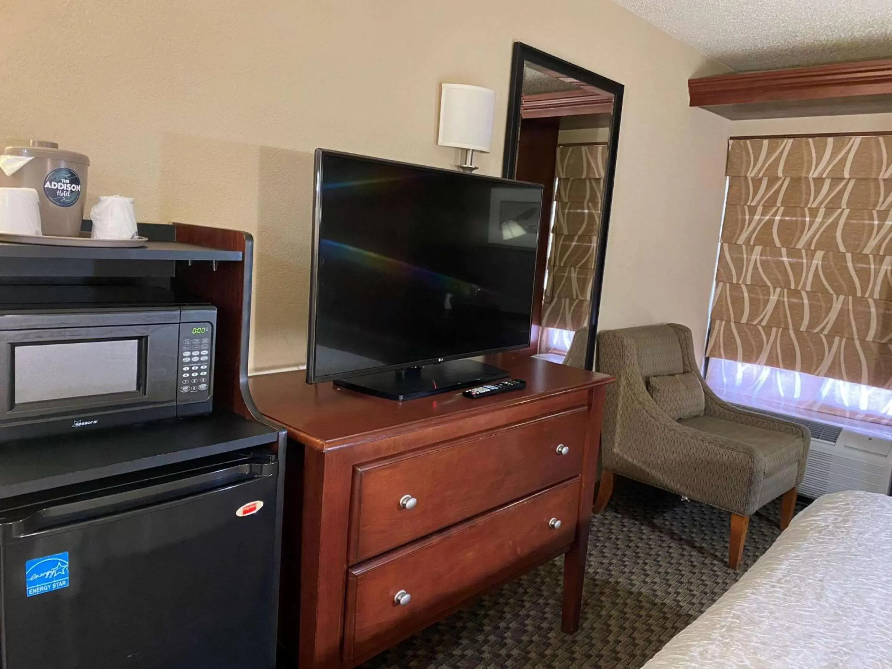 Bedroom, TV/Entertainment Center in The Addison Hotel SureStay Collection by Best Western