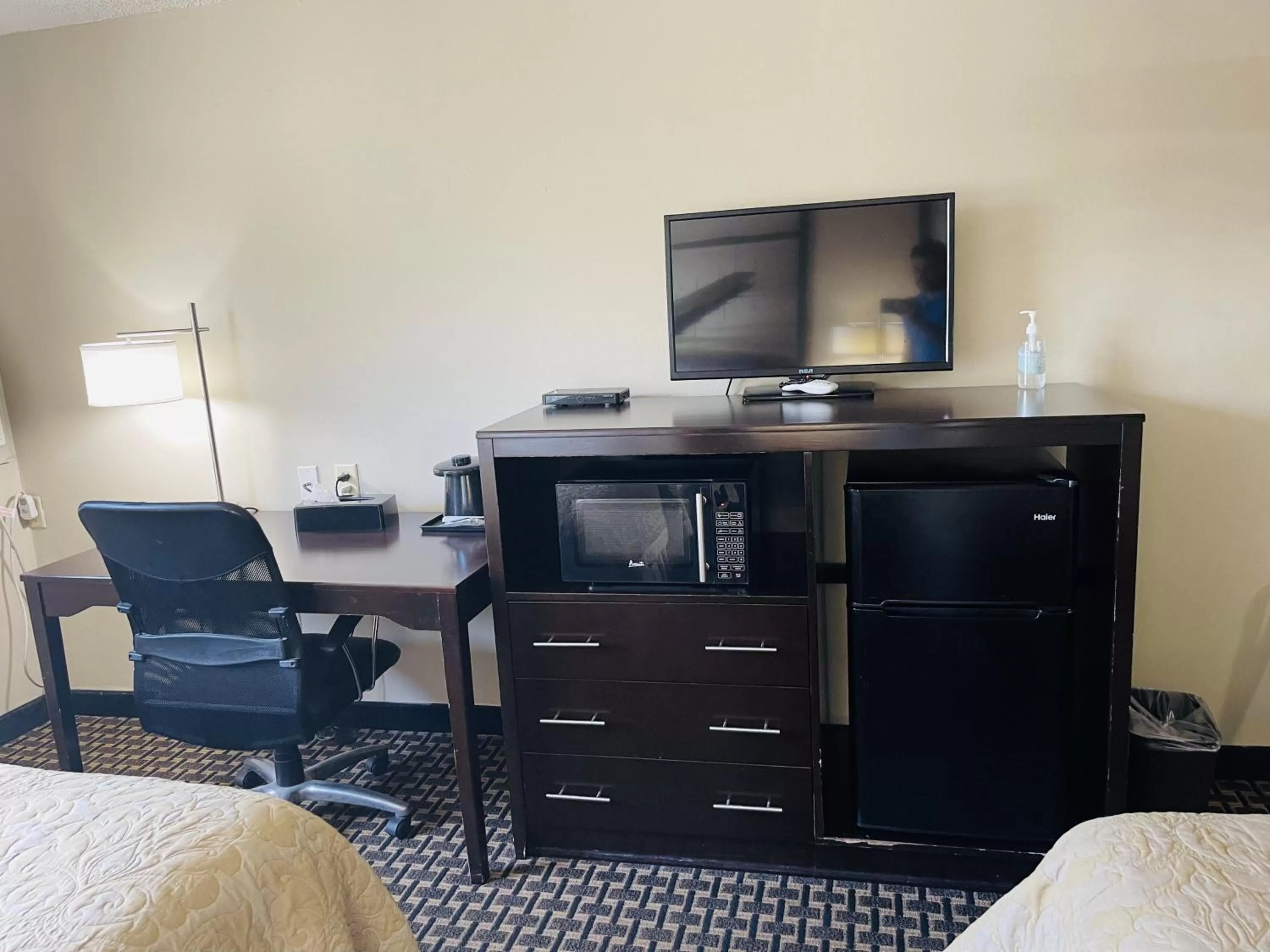 TV and multimedia, Bed in Super 8 by Wyndham Clear Lake