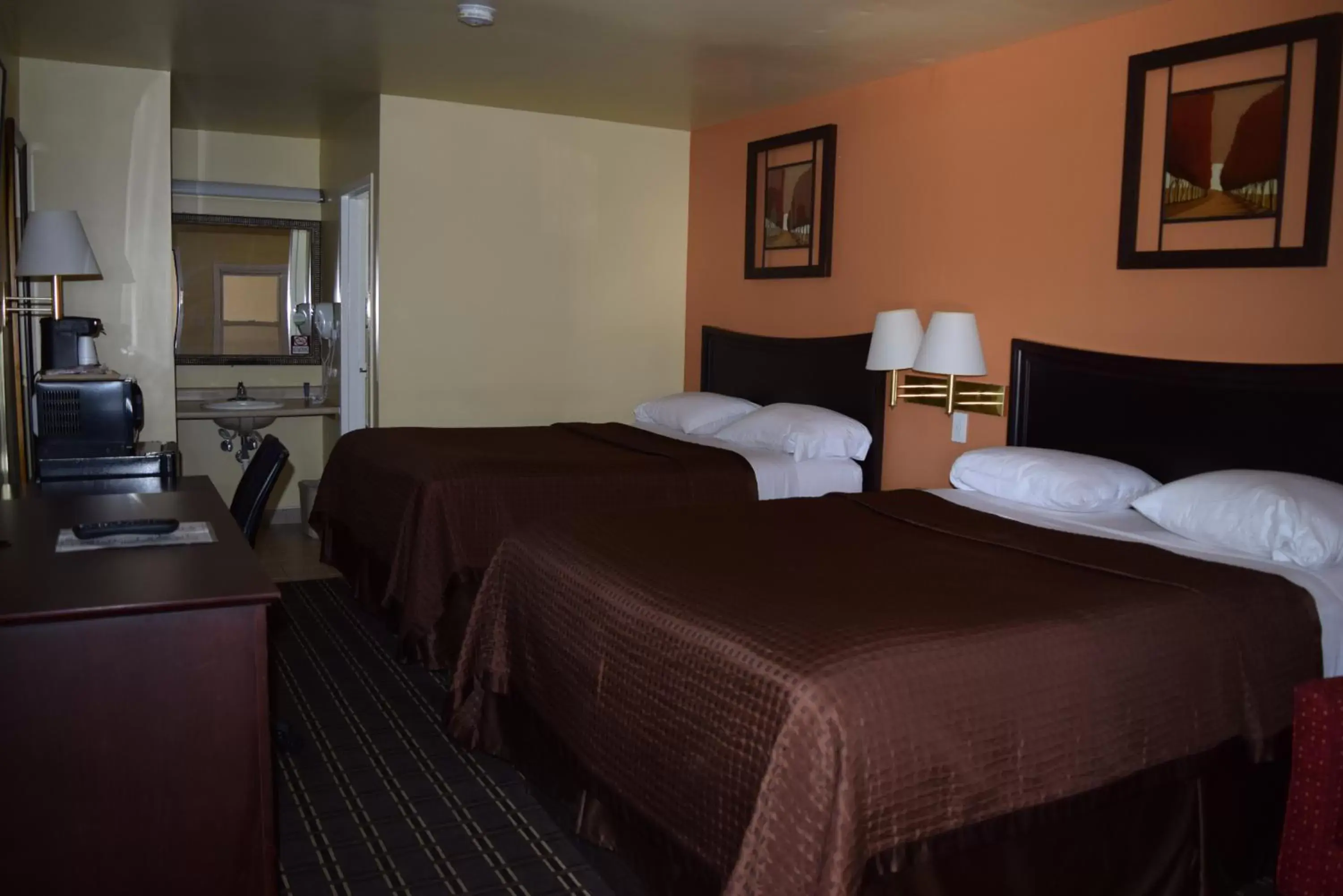 Photo of the whole room, Bed in White Oaks Motel Pennsville/Carneys Point