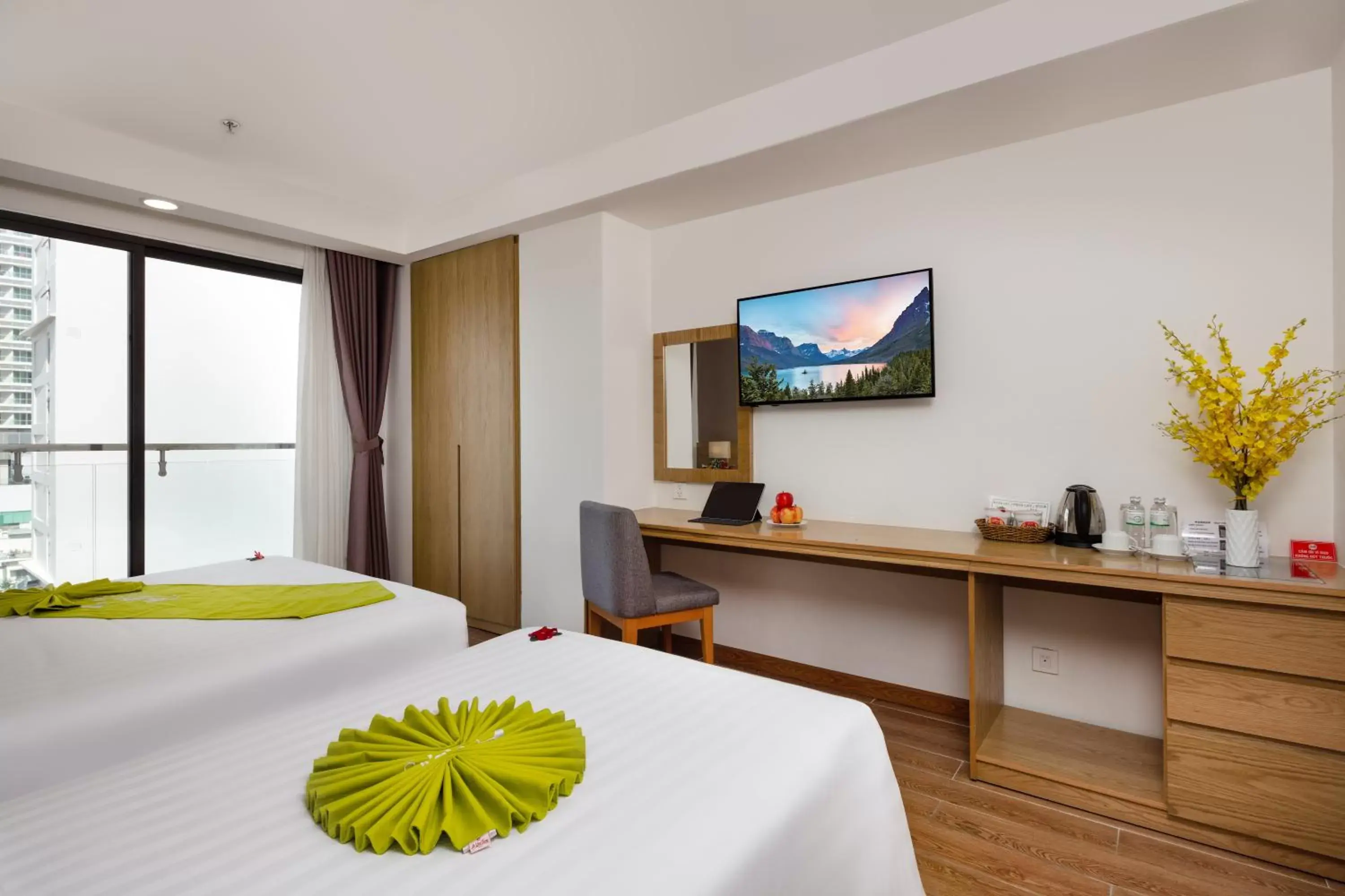 Bed, TV/Entertainment Center in Ale Nha Trang Hotel