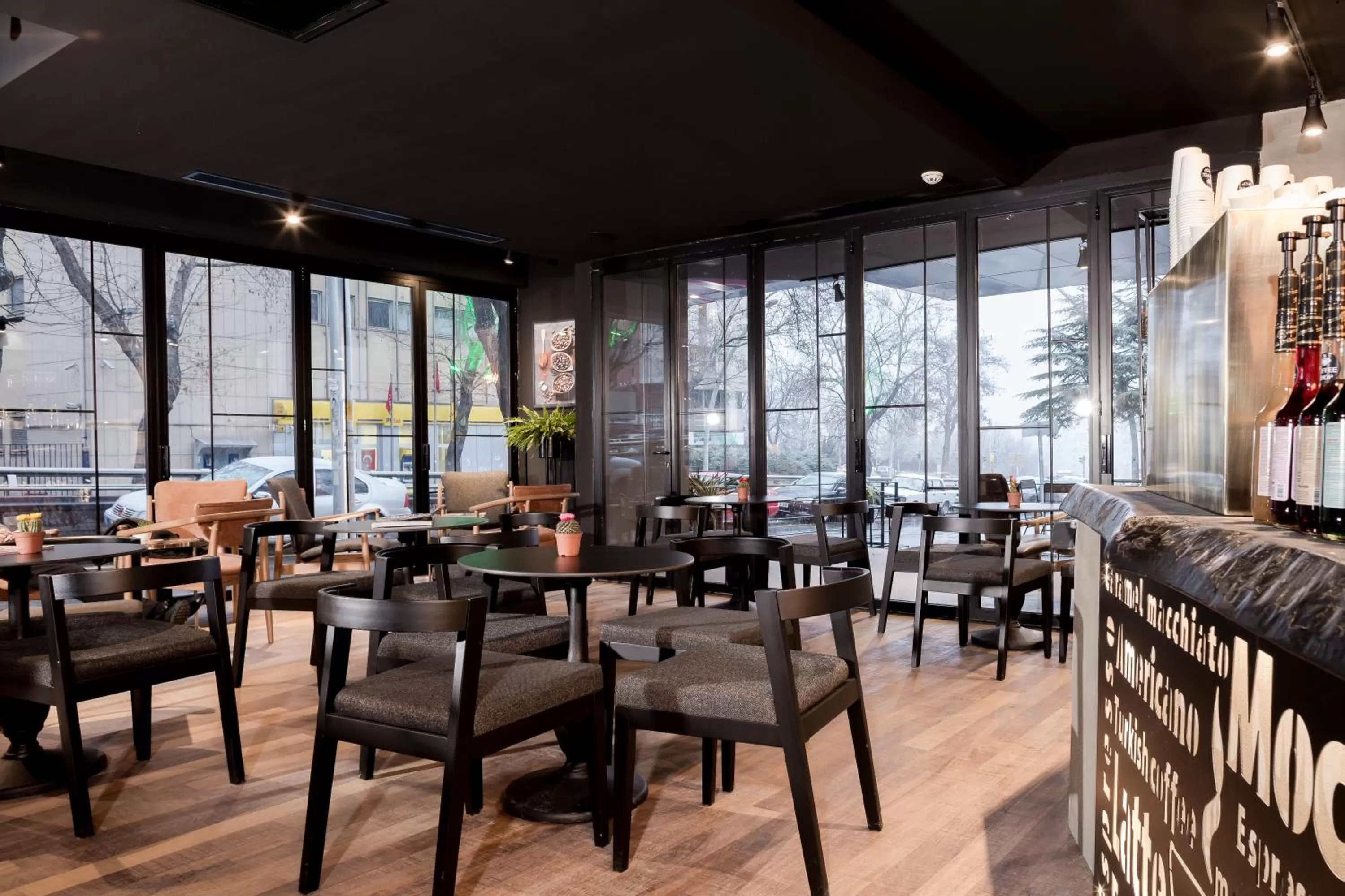 Restaurant/Places to Eat in Hotel Cinnah