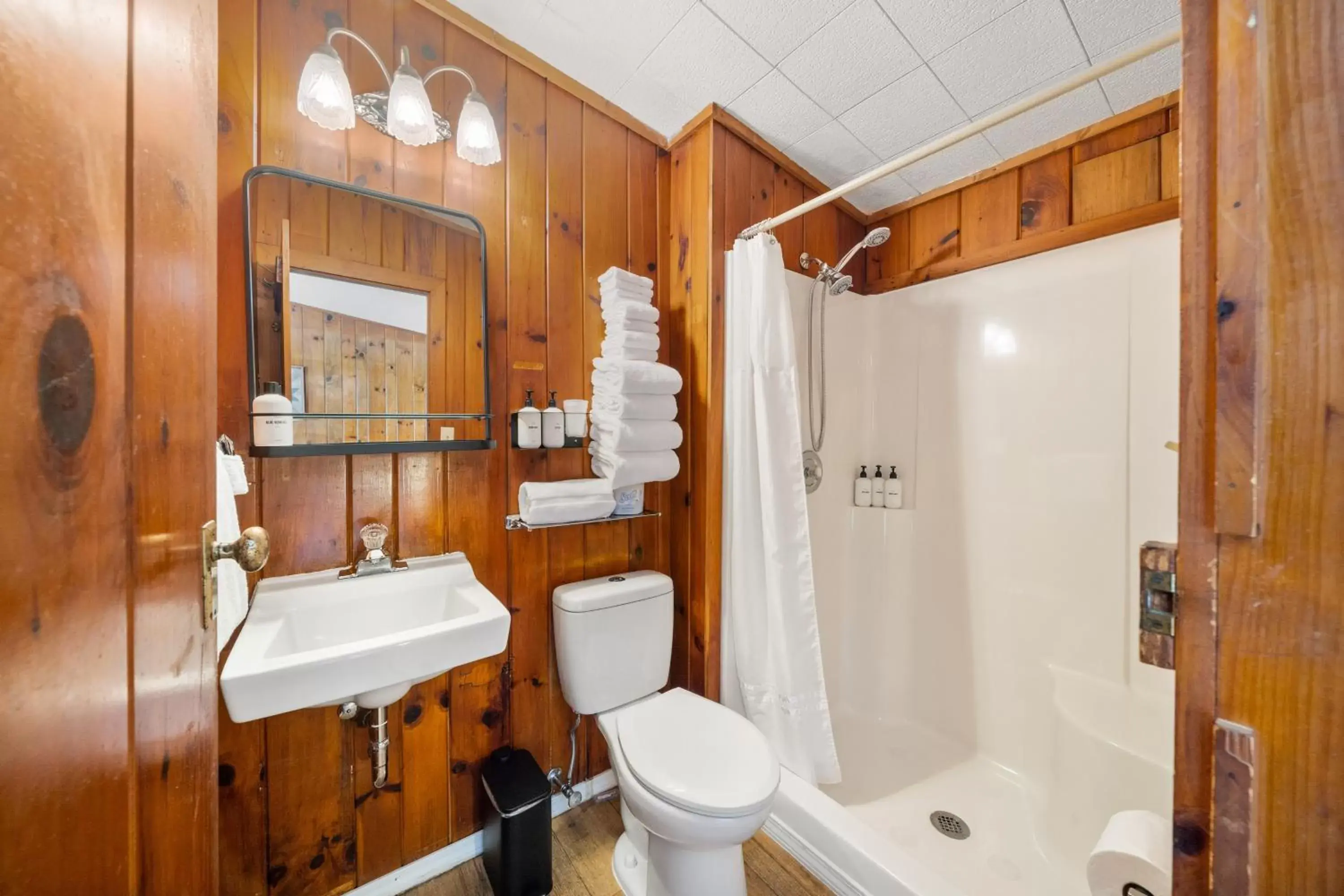 Bathroom in CedarWood Inn