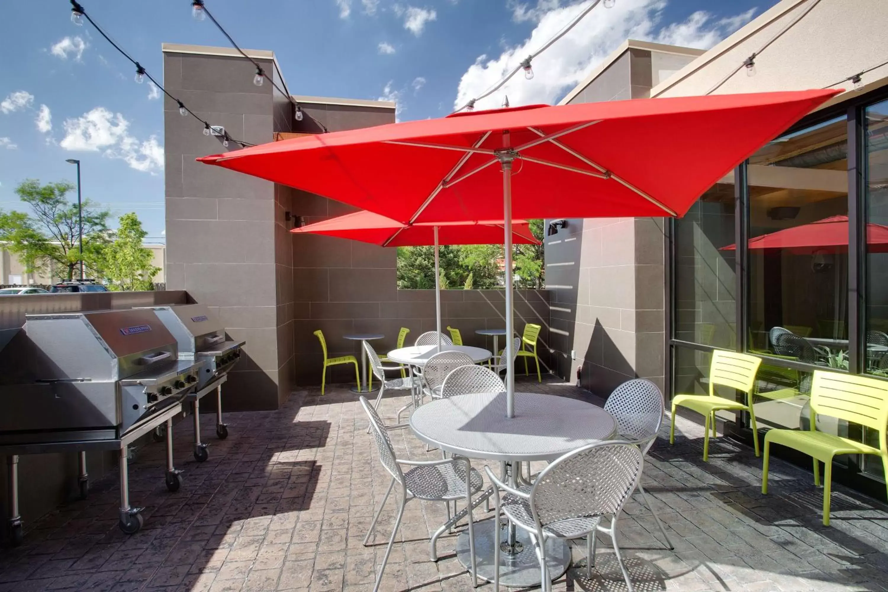 Patio, Restaurant/Places to Eat in Home2 Suites By Hilton Chicago Schaumburg
