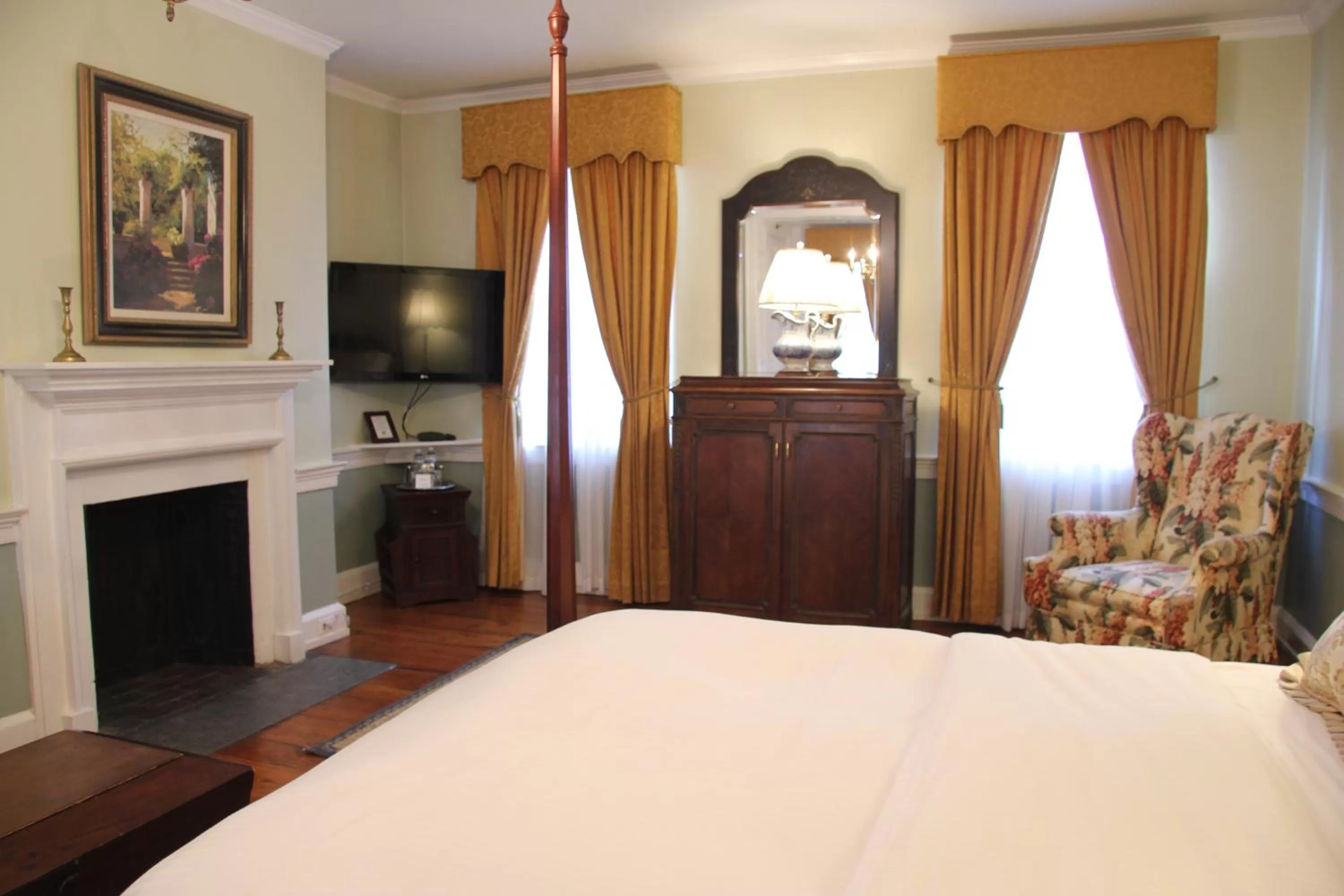 Bed in Morris House Hotel