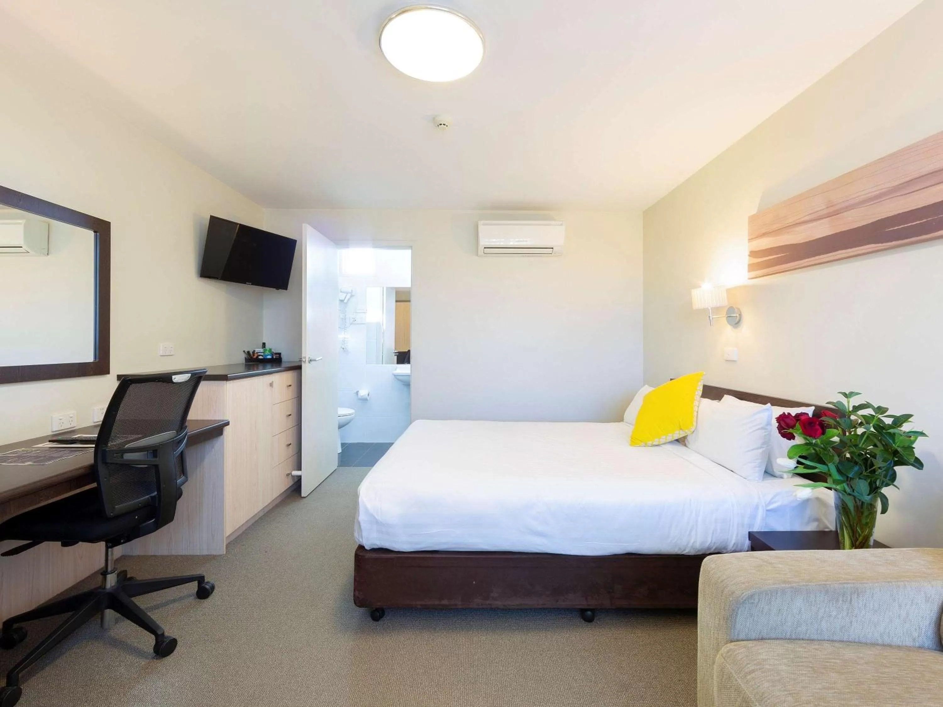 Photo of the whole room, Bed in ibis Styles Canberra Tall Trees