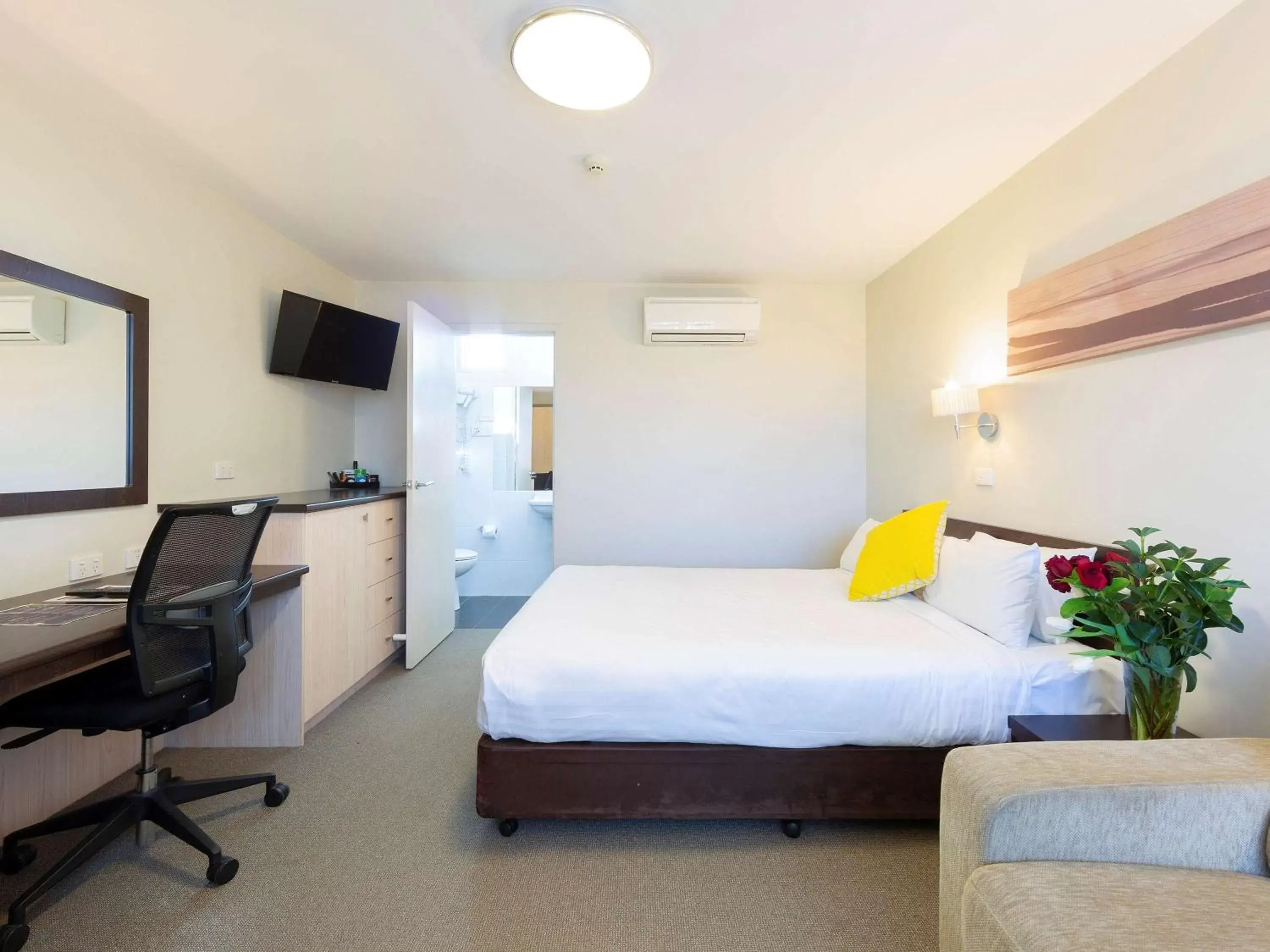 Photo of the whole room, Bed in ibis Styles Canberra Tall Trees Photo of the whole room, Bed in ibis Styles Canberra Tall Trees