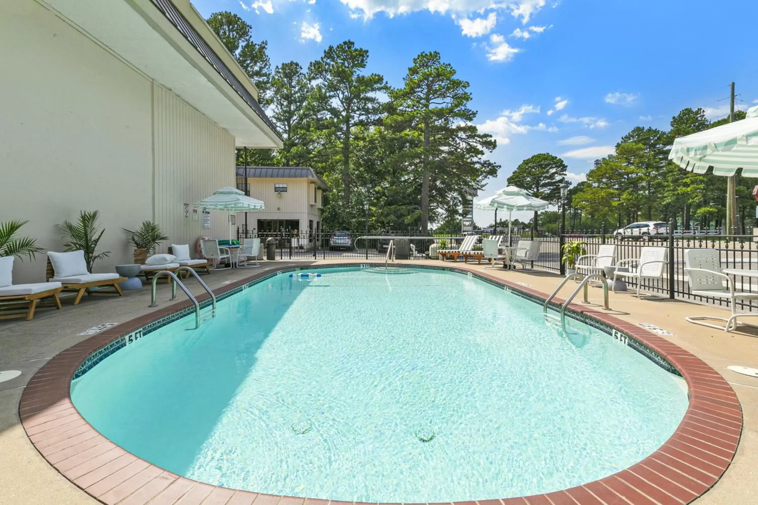 Swimming pool in Candlewick Inn and Suites Swimming pool in Candlewick Inn and Suites