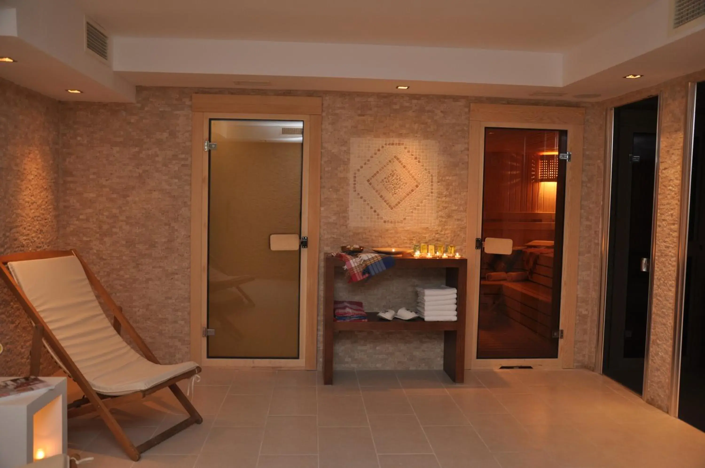 Shower, Seating Area in Taksim Line Hotel