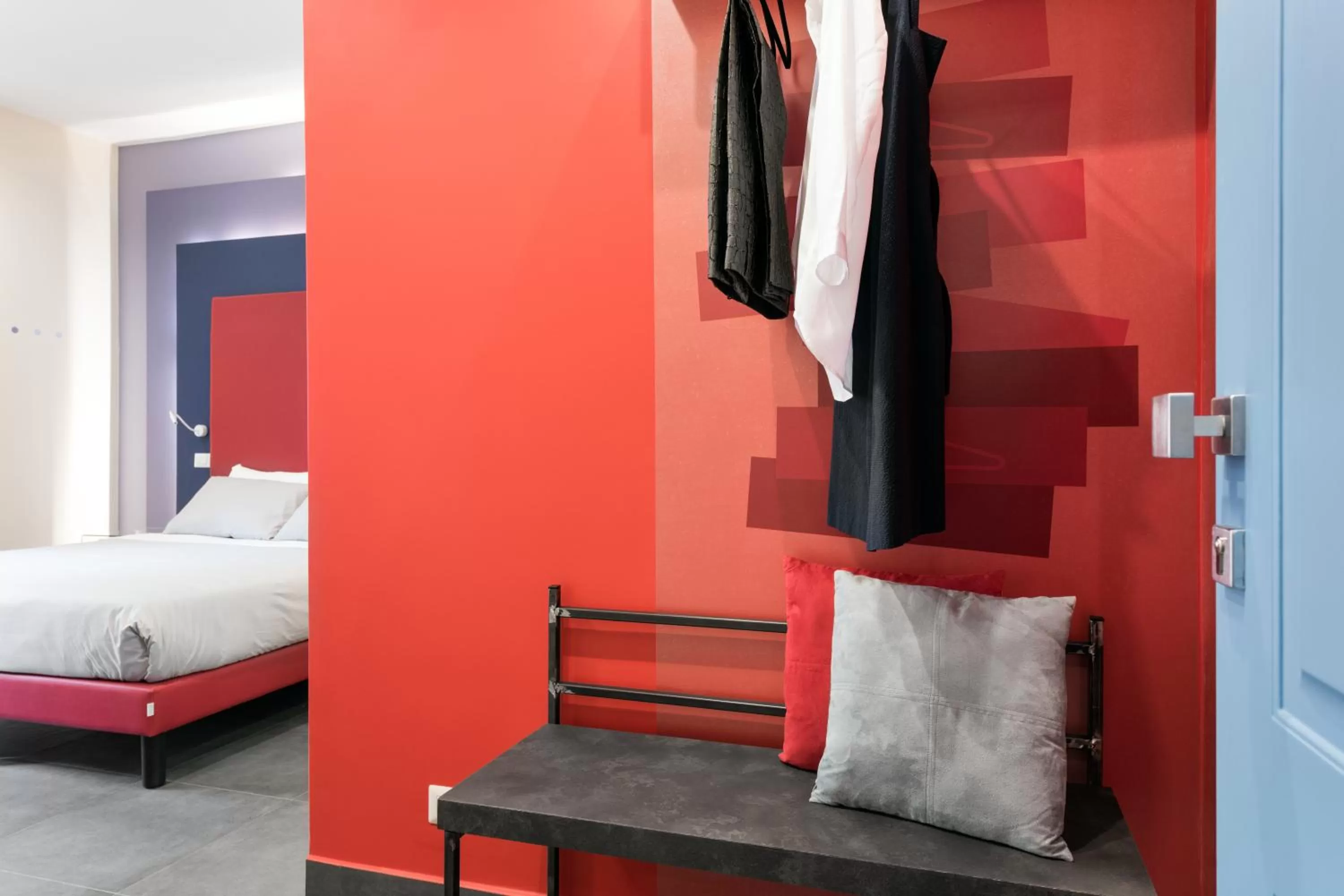 Bed in Circle in the Square