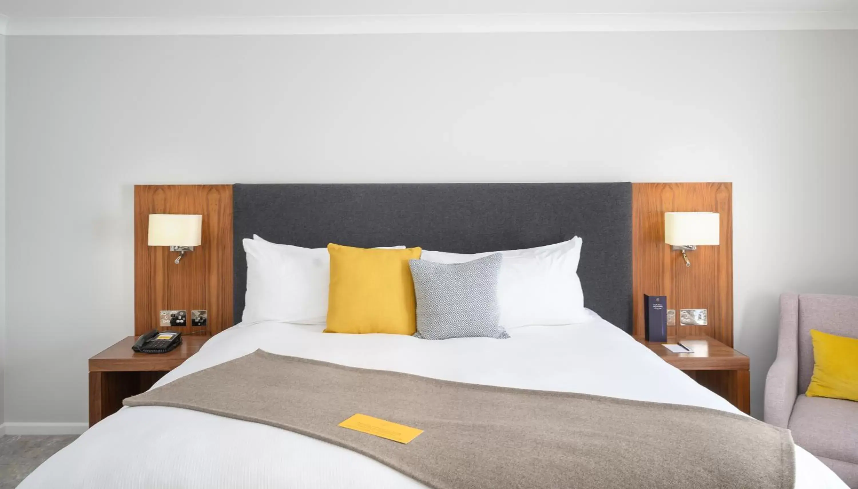 Bedroom, Bed in voco - Oxford Thames, an IHG Hotel