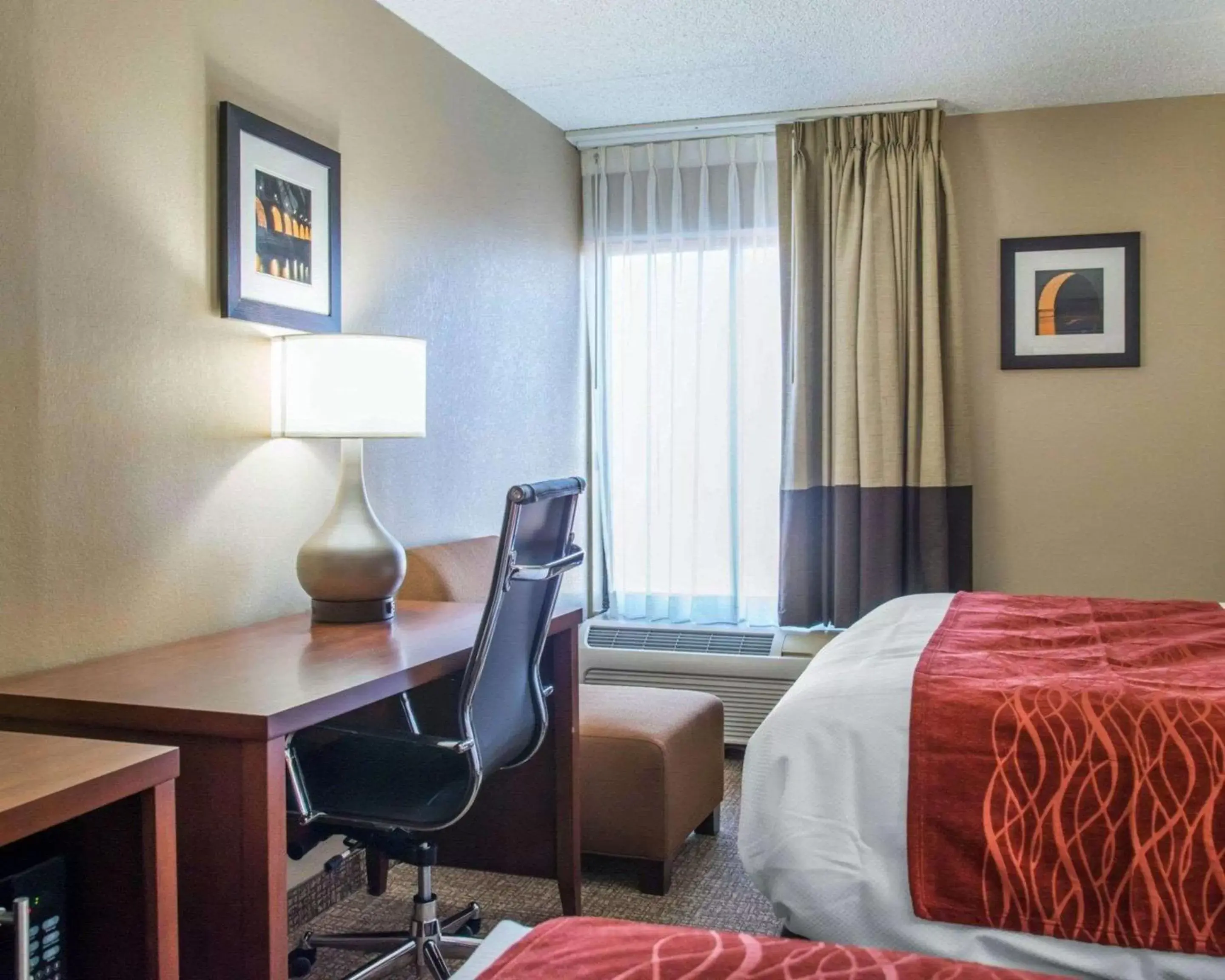 Photo of the whole room, TV/Entertainment Center in Eden Prairie Hotel