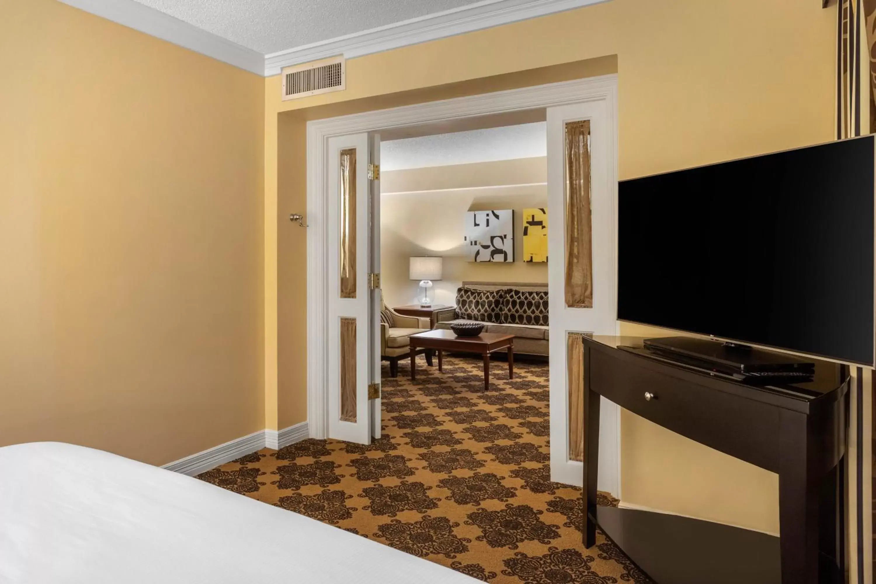 Bedroom, TV/Entertainment Center in Omni Houston Hotel