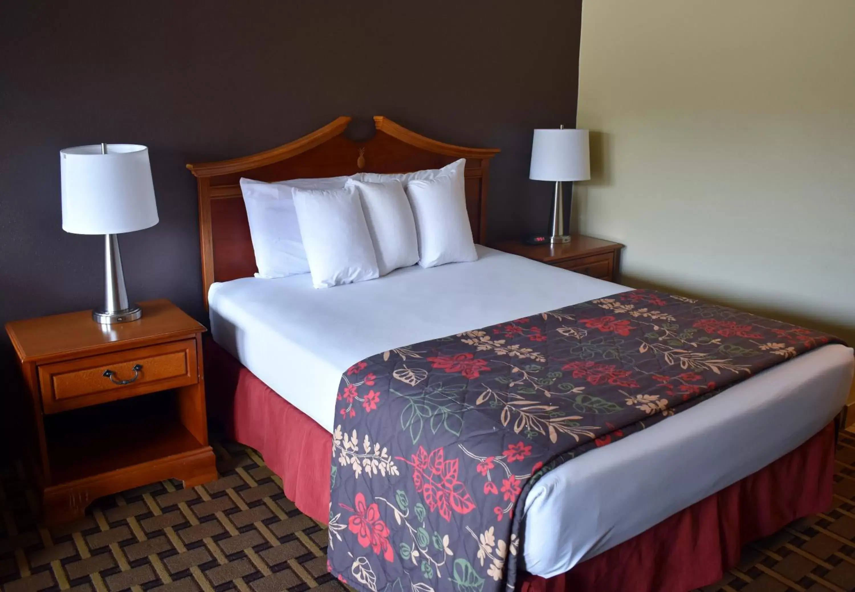 Queen Suite in Gadsden Inn and Suites