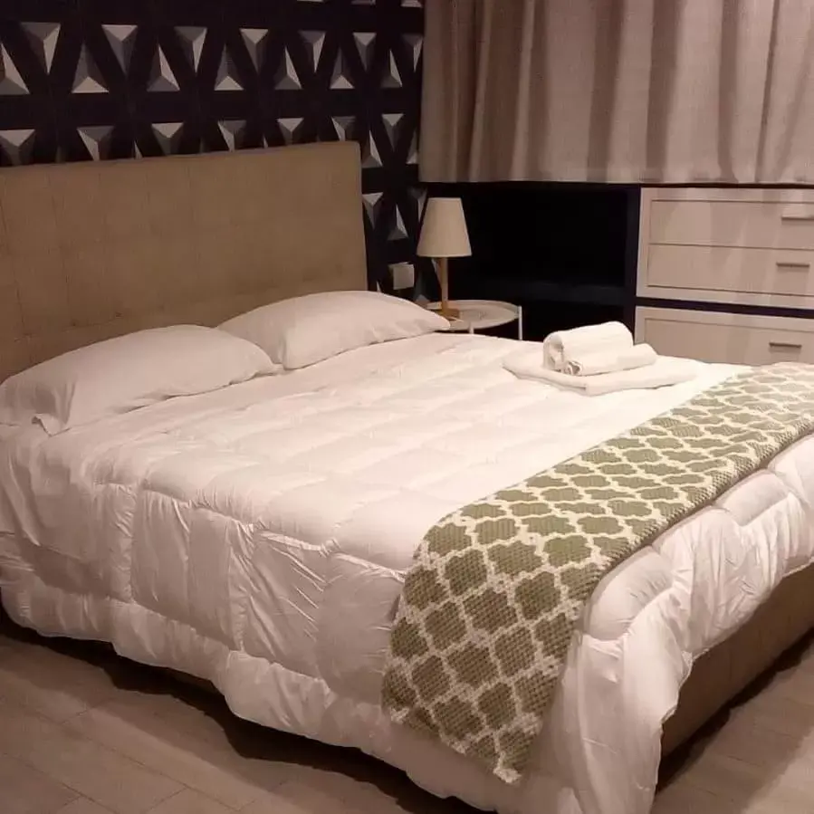 Bed in 2B Fifteen Floor Suite Napoli