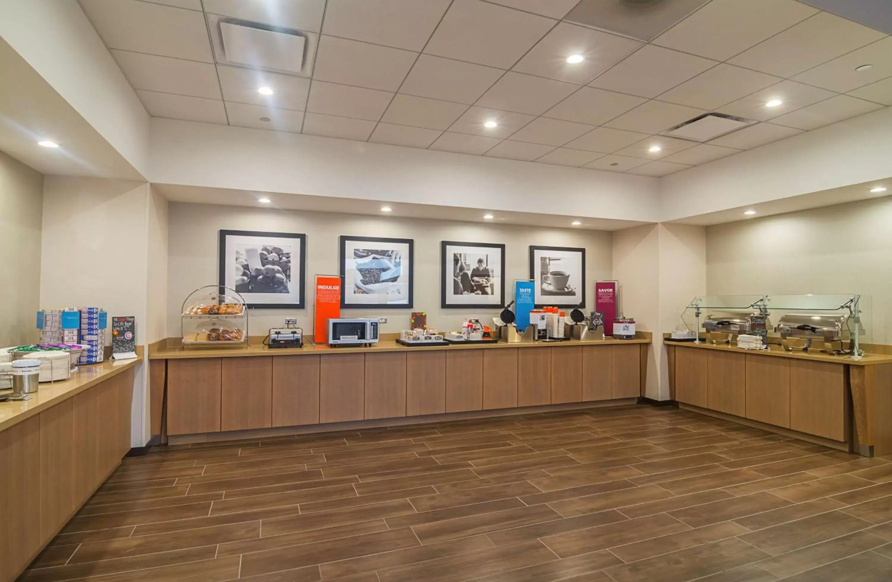 Dining area, Restaurant/Places to Eat in Hampton Inn Chicago North-Loyola Station, Il