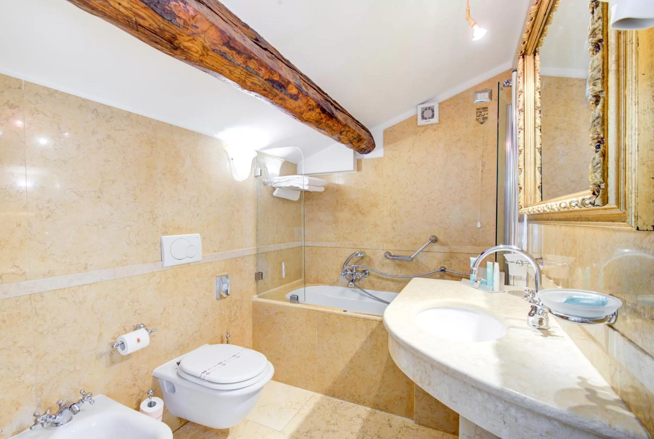 Bathroom in Hotel Al Duca Di Venezia