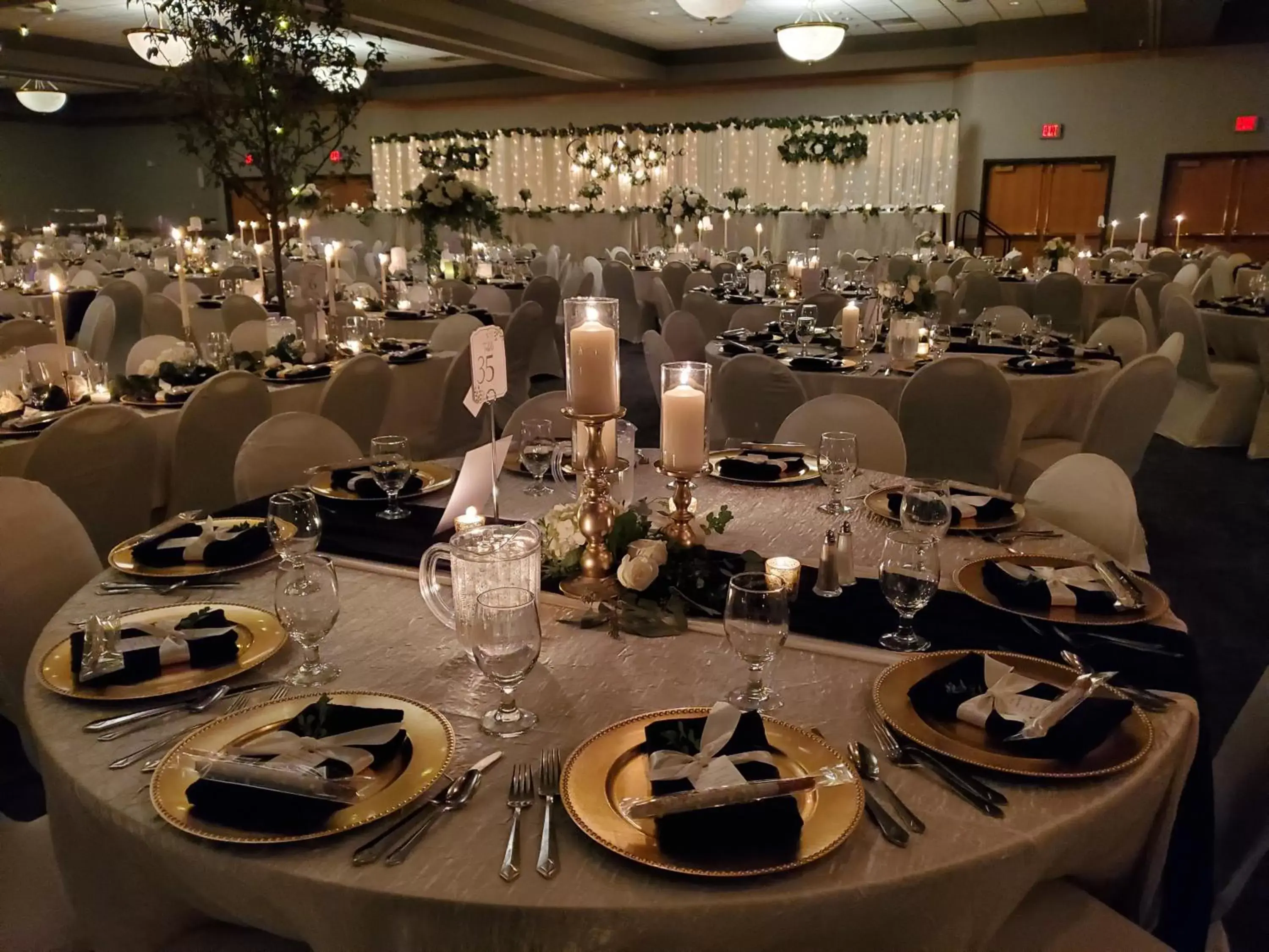 Banquet/Function facilities, Restaurant/Places to Eat in Crossroads Hotel and Huron Event Center