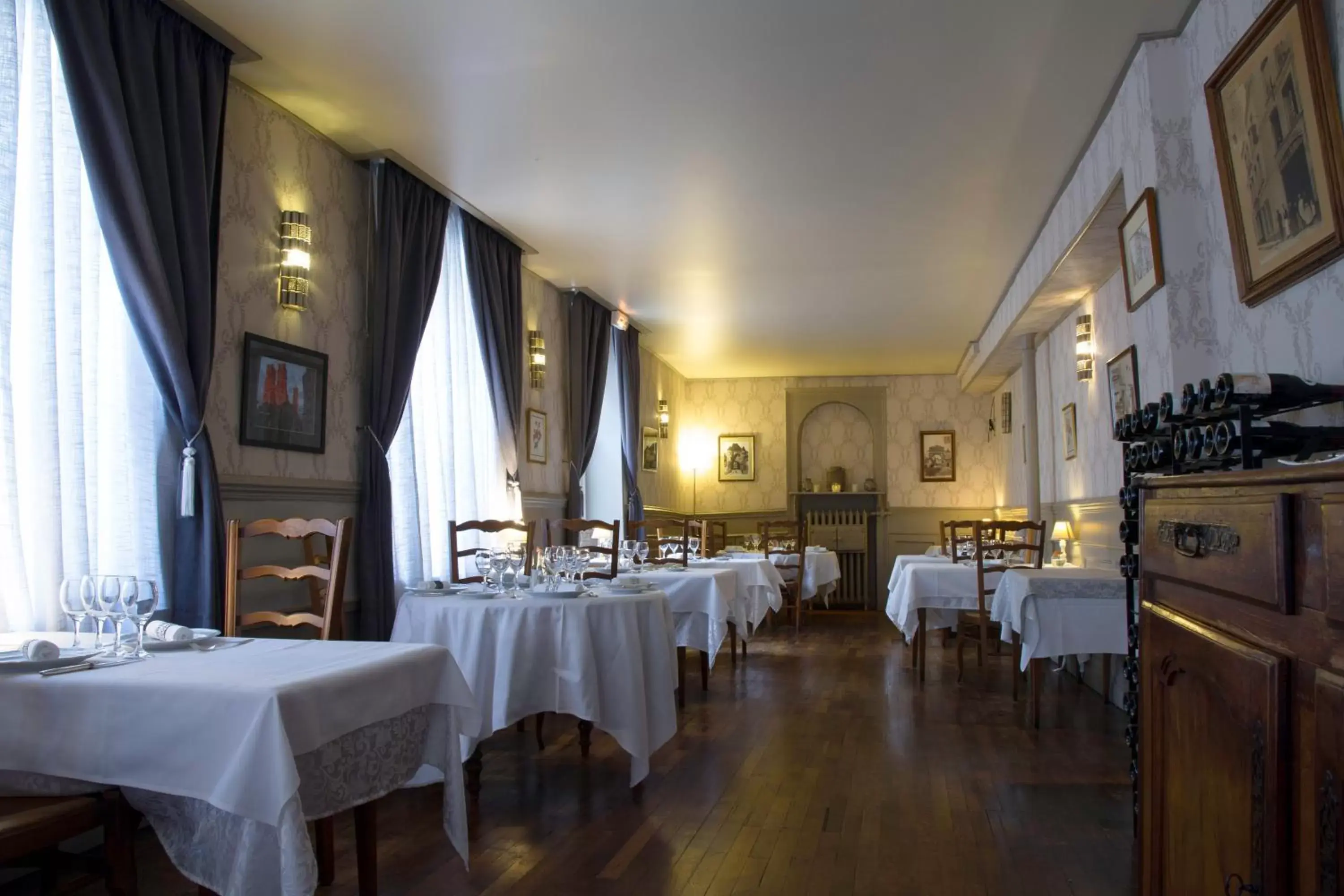 Other, Restaurant/Places to Eat in Hôtel De La Banniere De France