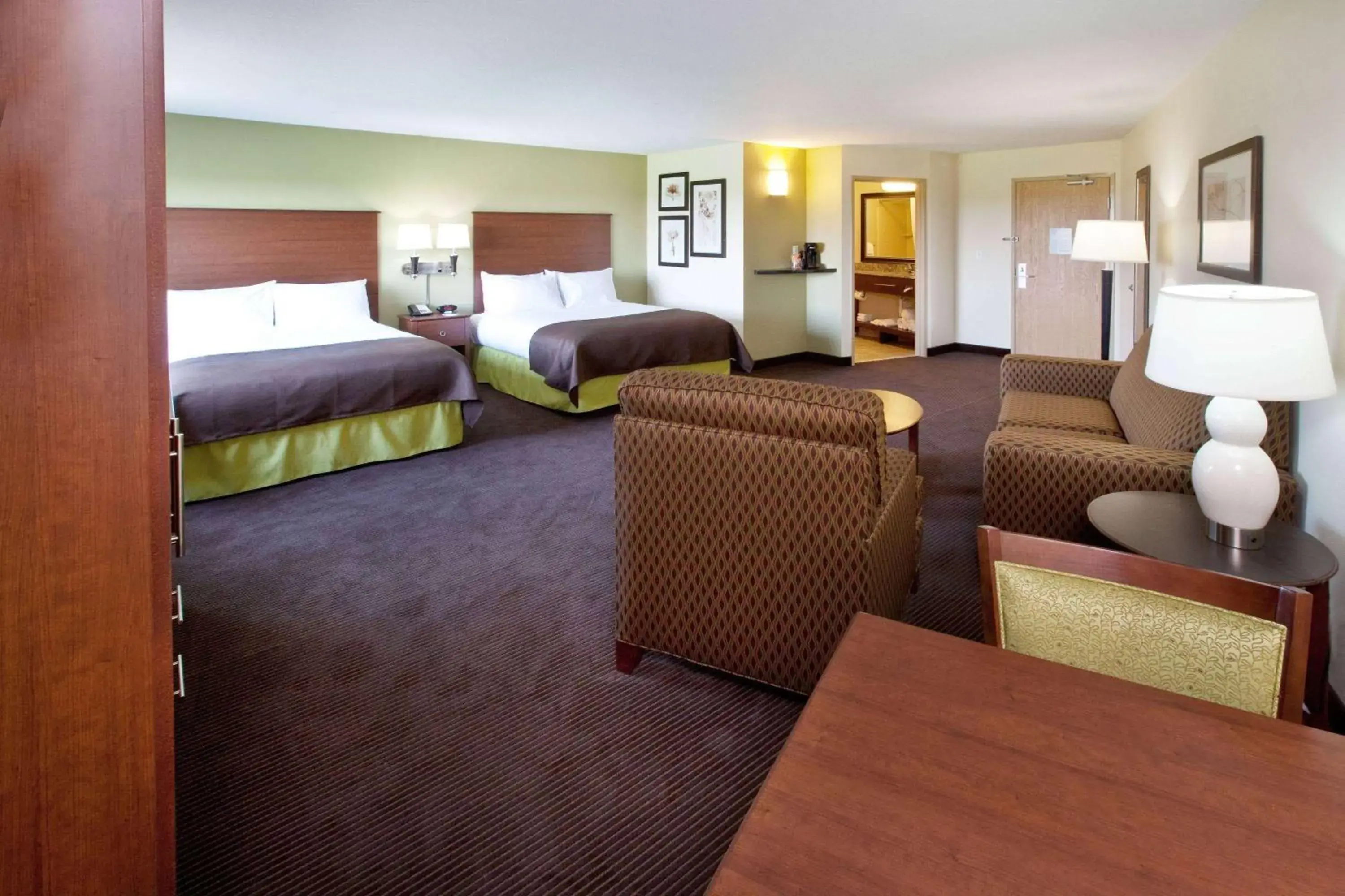 Photo of the whole room, Seating Area in AmericInn by Wyndham Osage