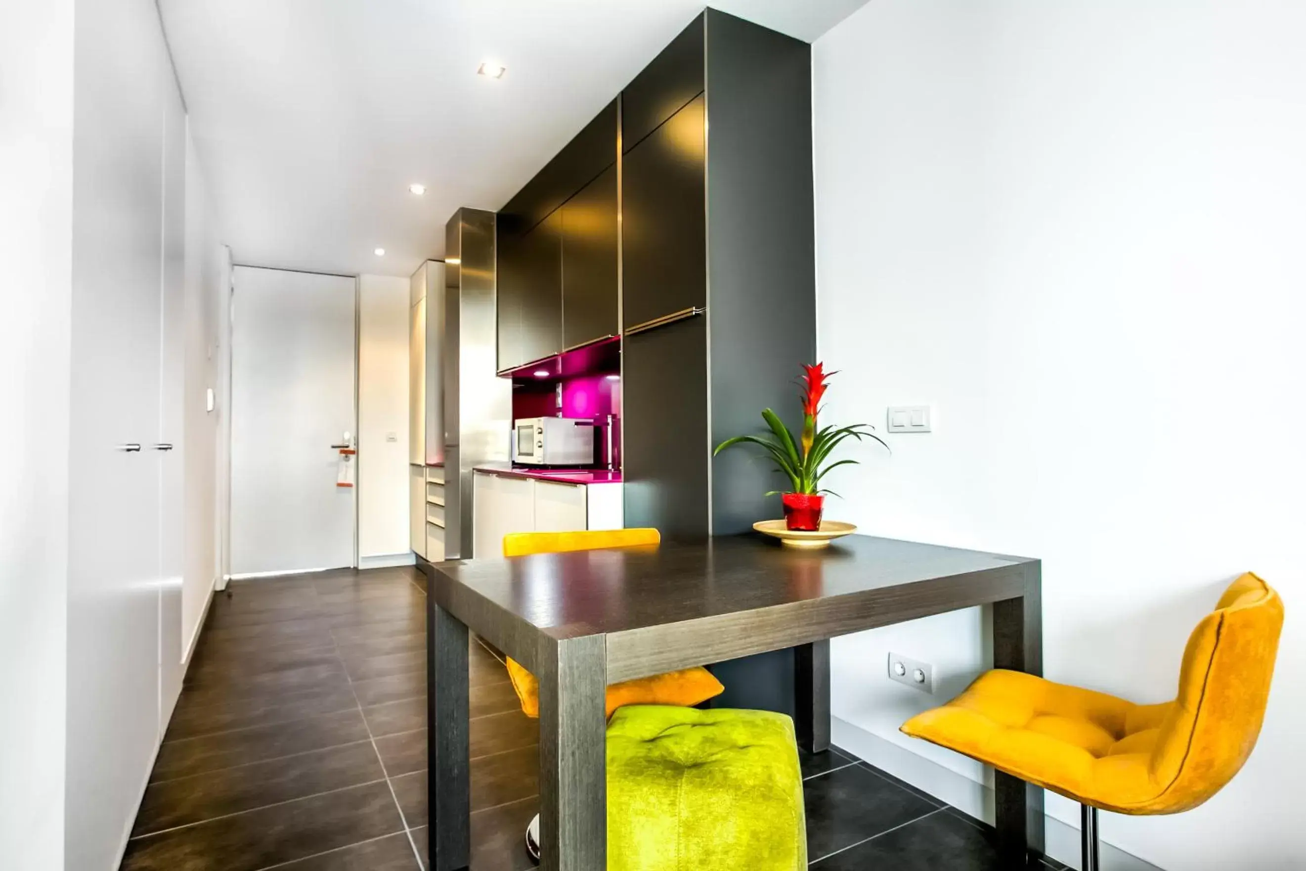 Kitchen or kitchenette, TV/Entertainment Center in Cosmo Apartments Sants