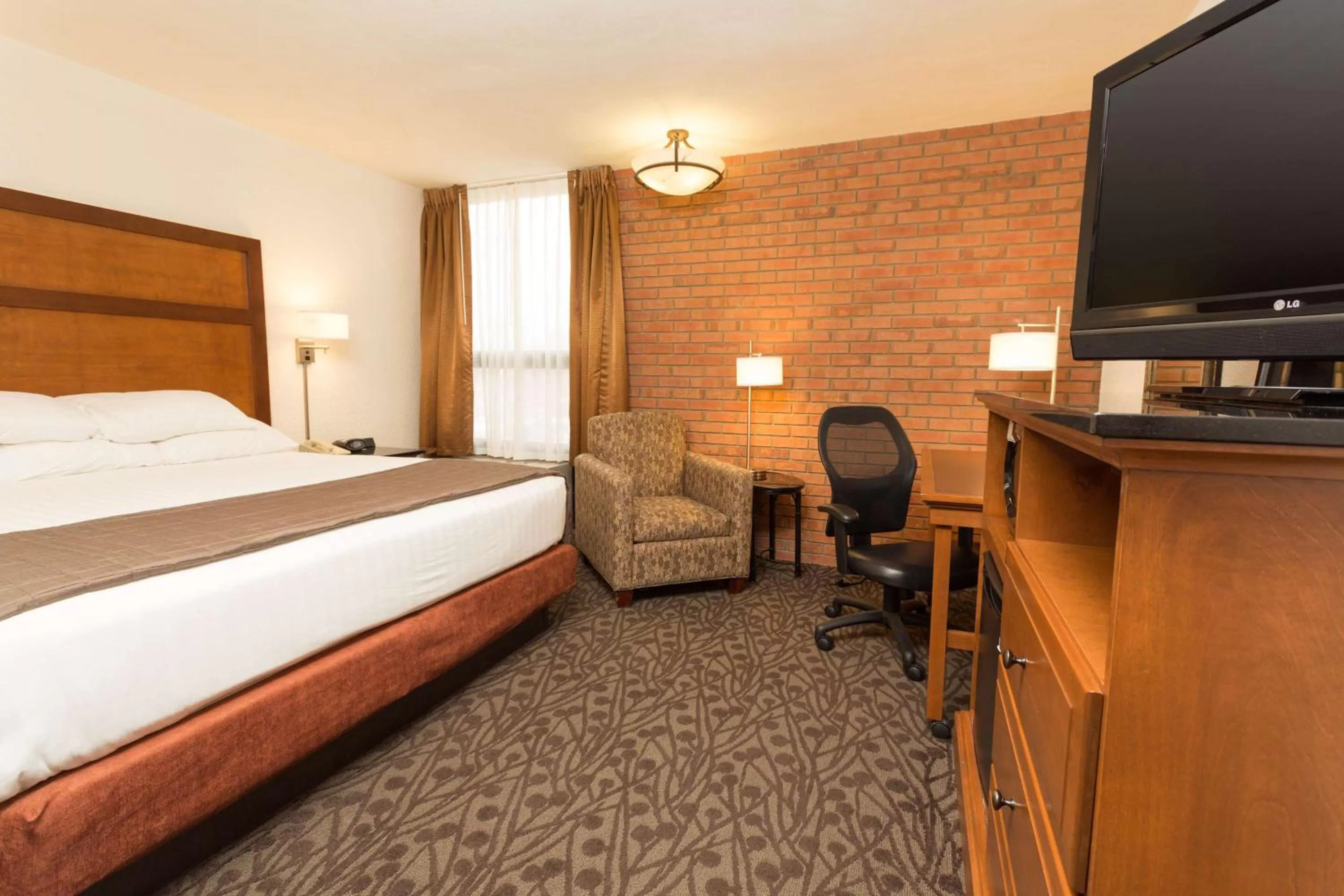 Deluxe King Room - Accessible, Roll-in Shower in Drury Inn & Suites Frankenmuth