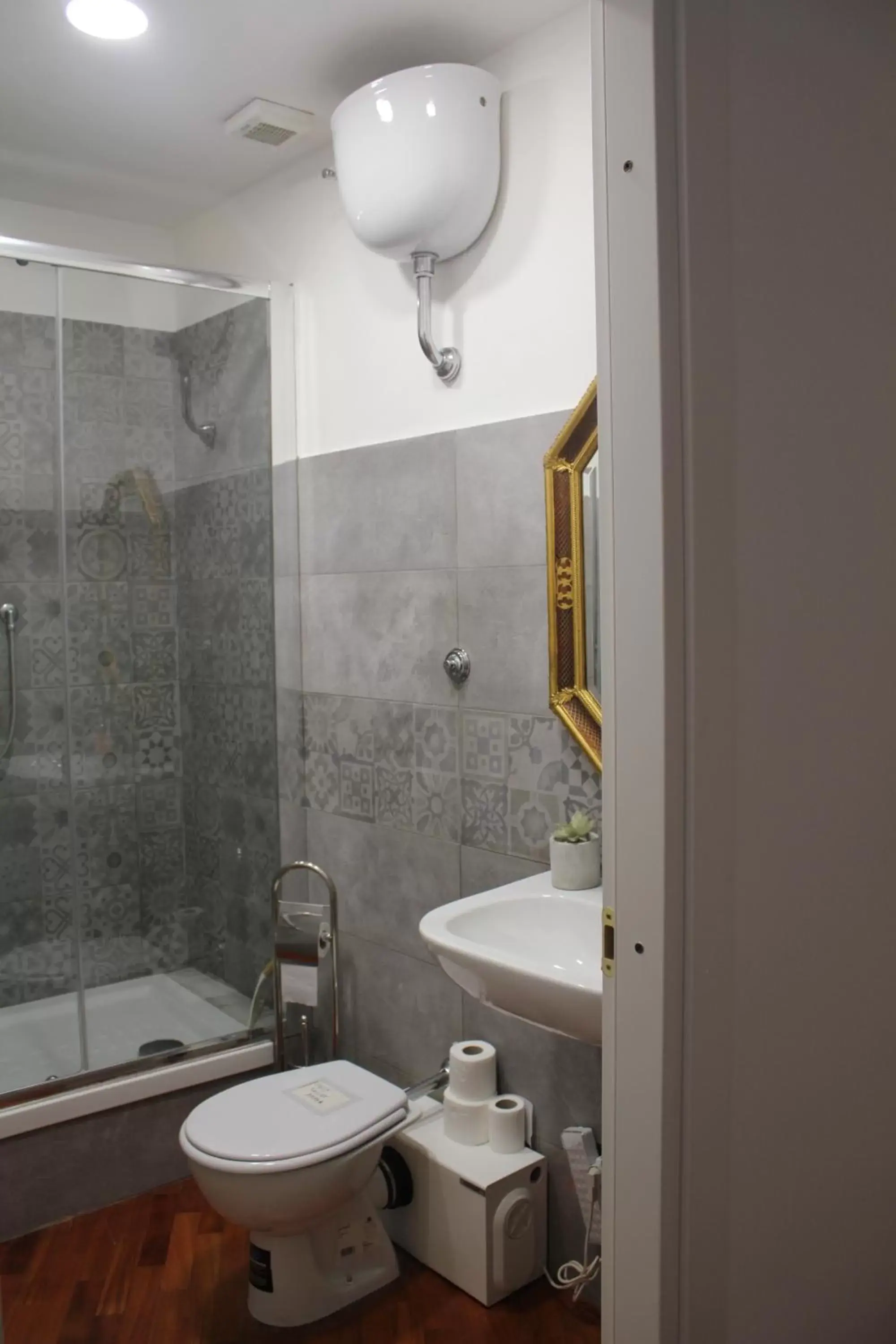 Shower, Bathroom in RealPartenope B&B 284