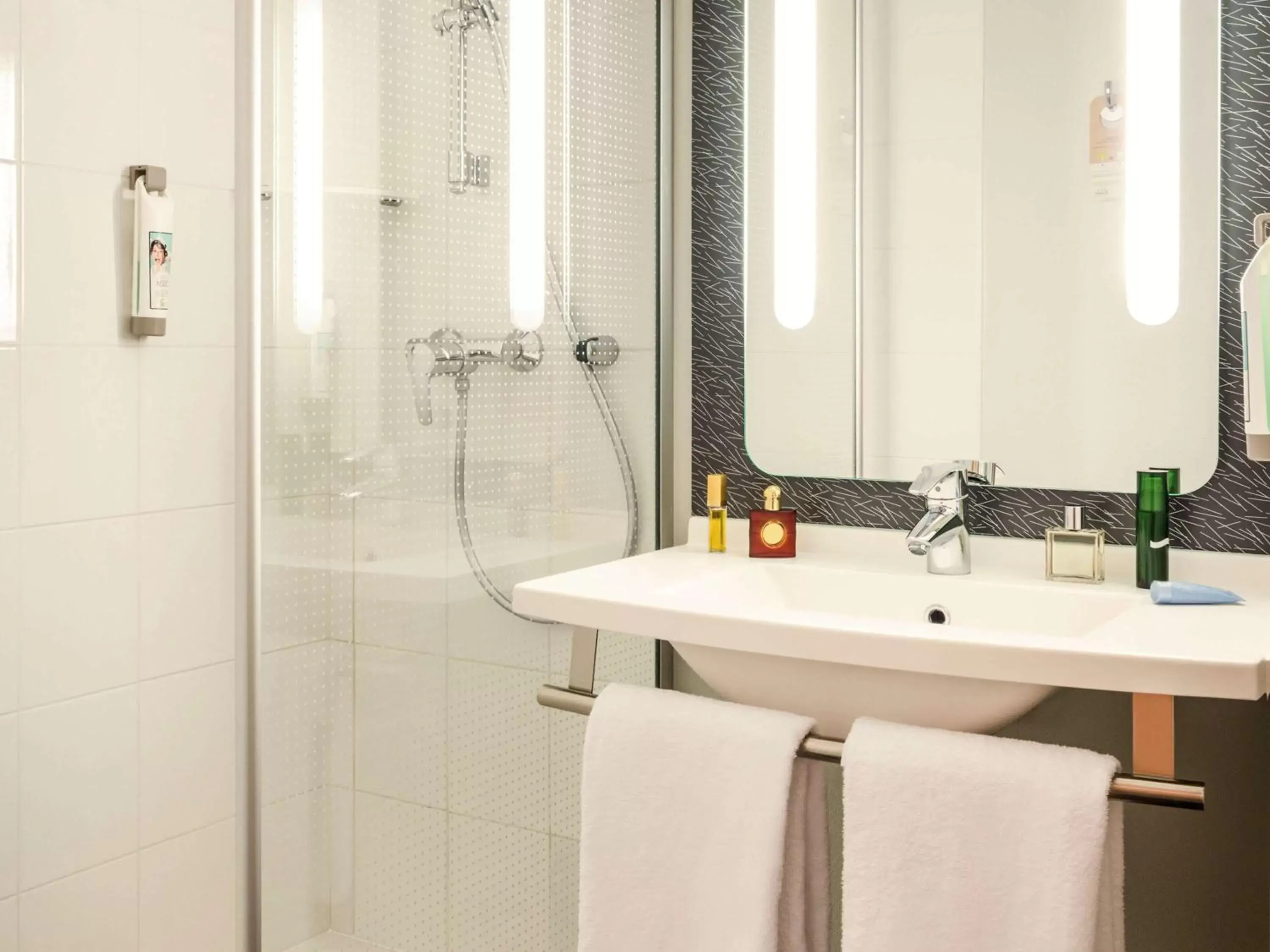 Photo of the whole room, Bathroom in ibis Paris 17 Clichy-Batignolles