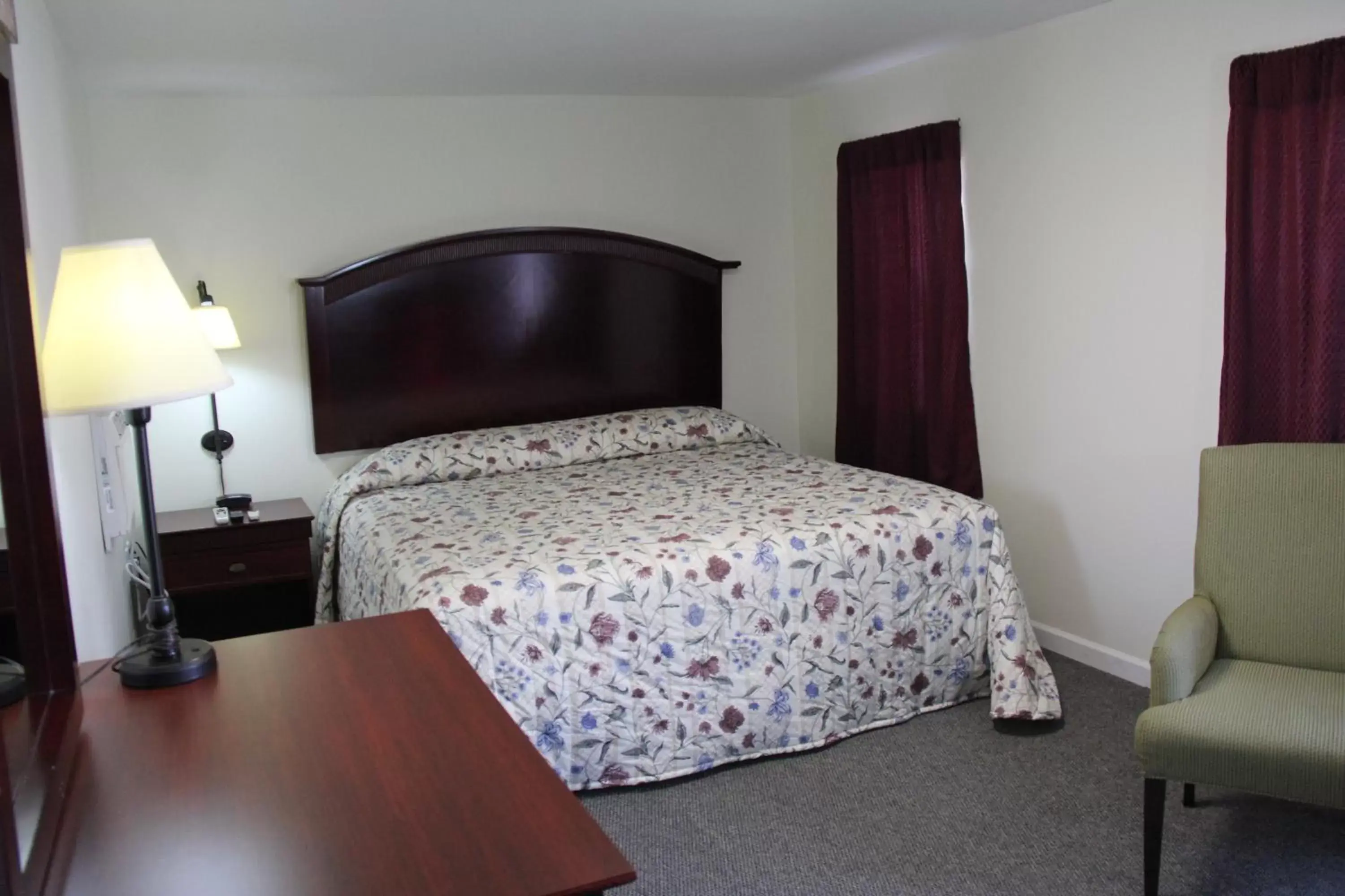 Bedroom, Bed in Pleasant Hill Motel