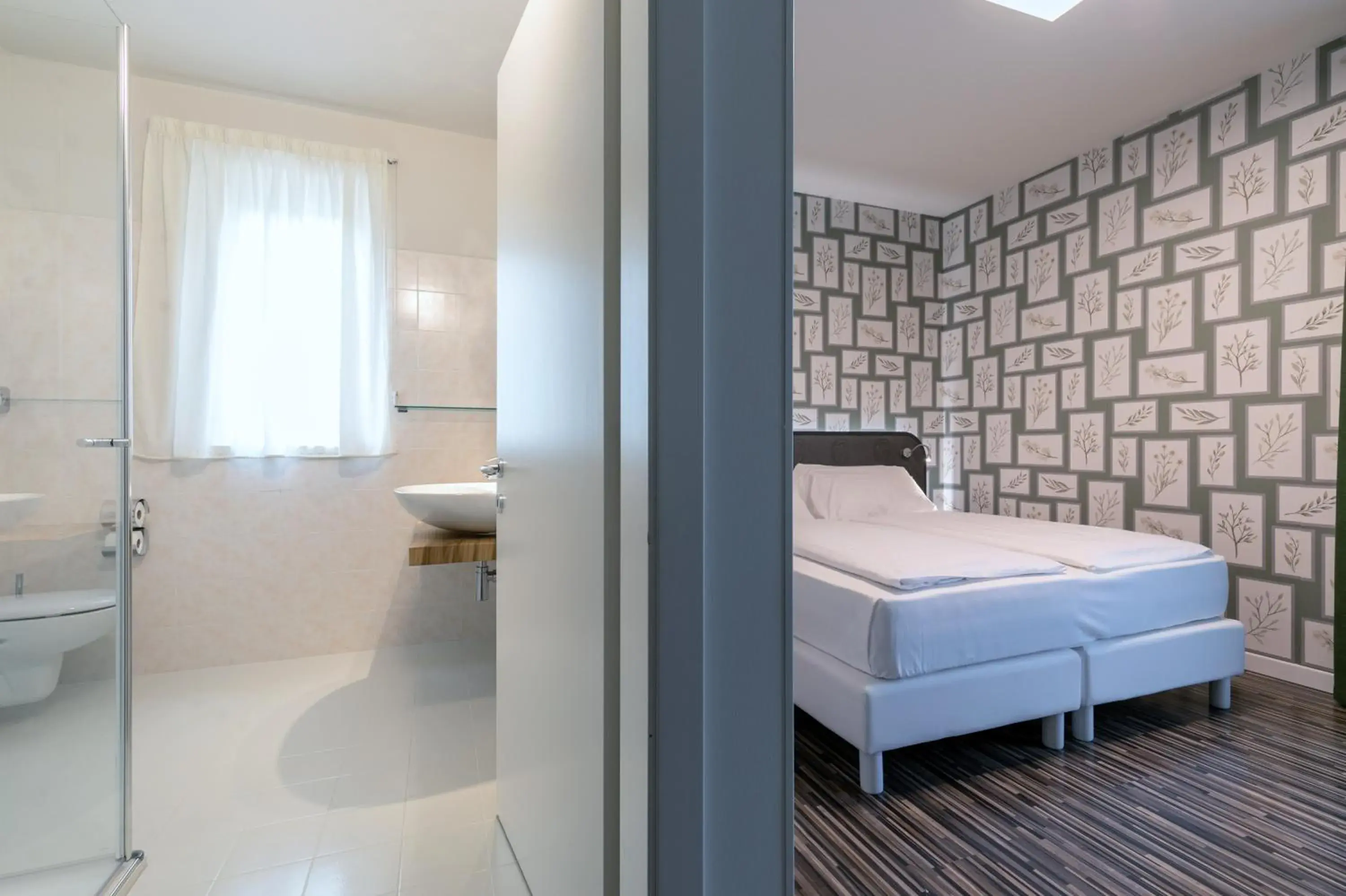 Toilet, Bed in SeeLE Garda Hotel