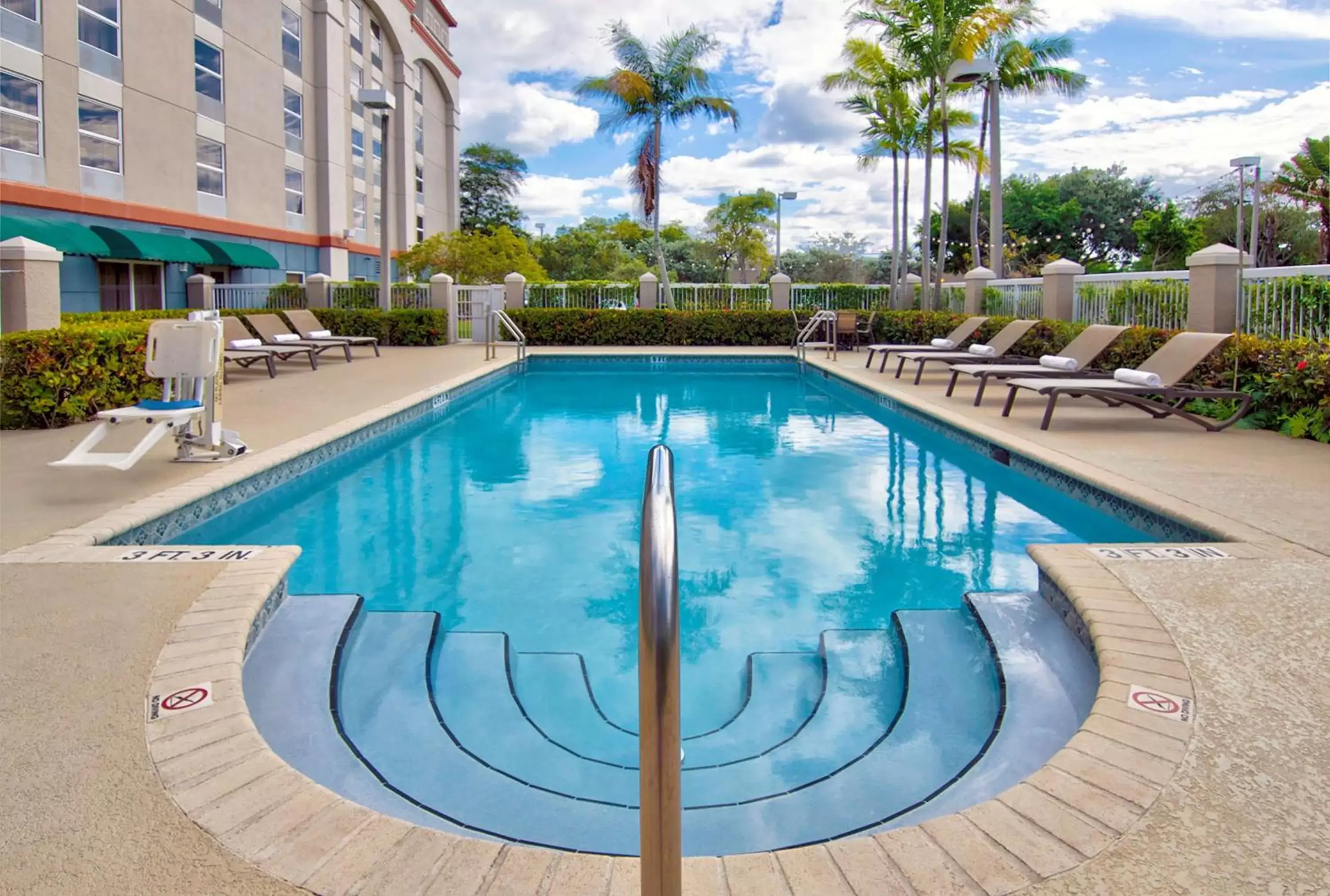 Pool view, Swimming Pool in Hampton Inn Ft Lauderdale Airport North