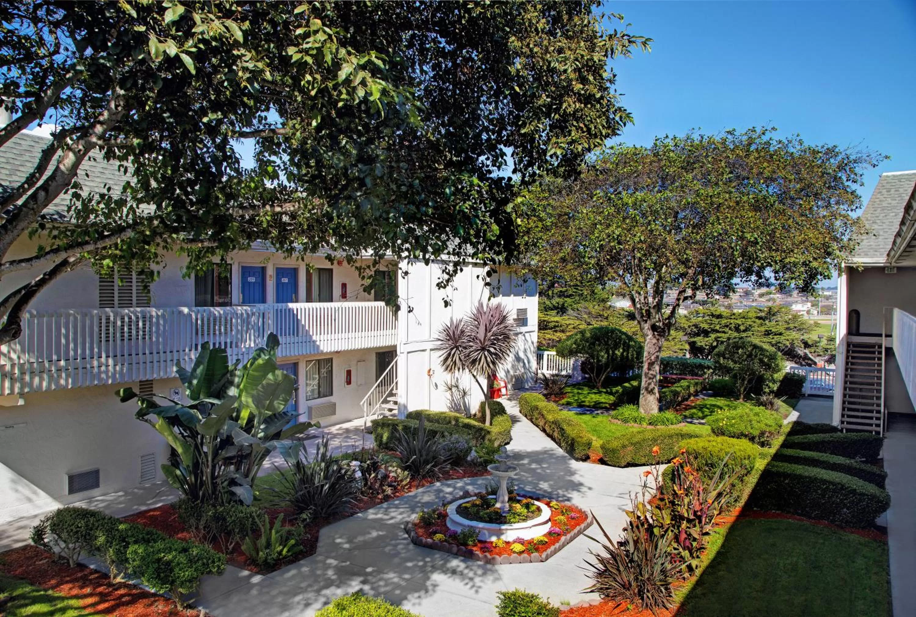 Property building in Motel 6-Marina, CA - Monterey