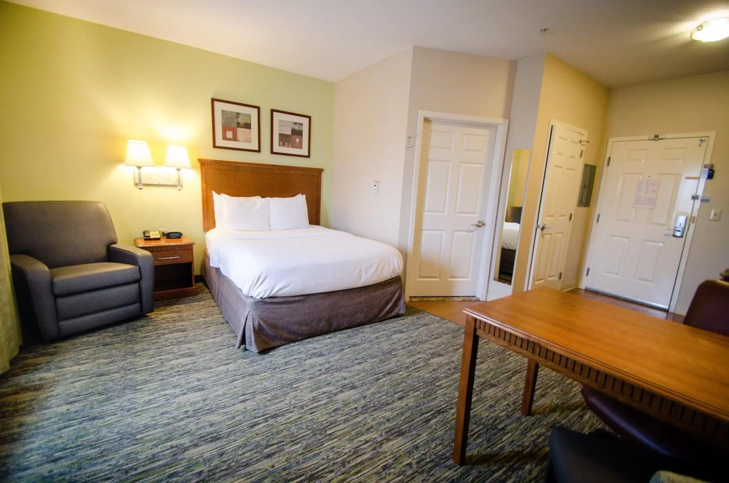 Photo of the whole room, Bed in Candlewood Suites Temple, an IHG Hotel
