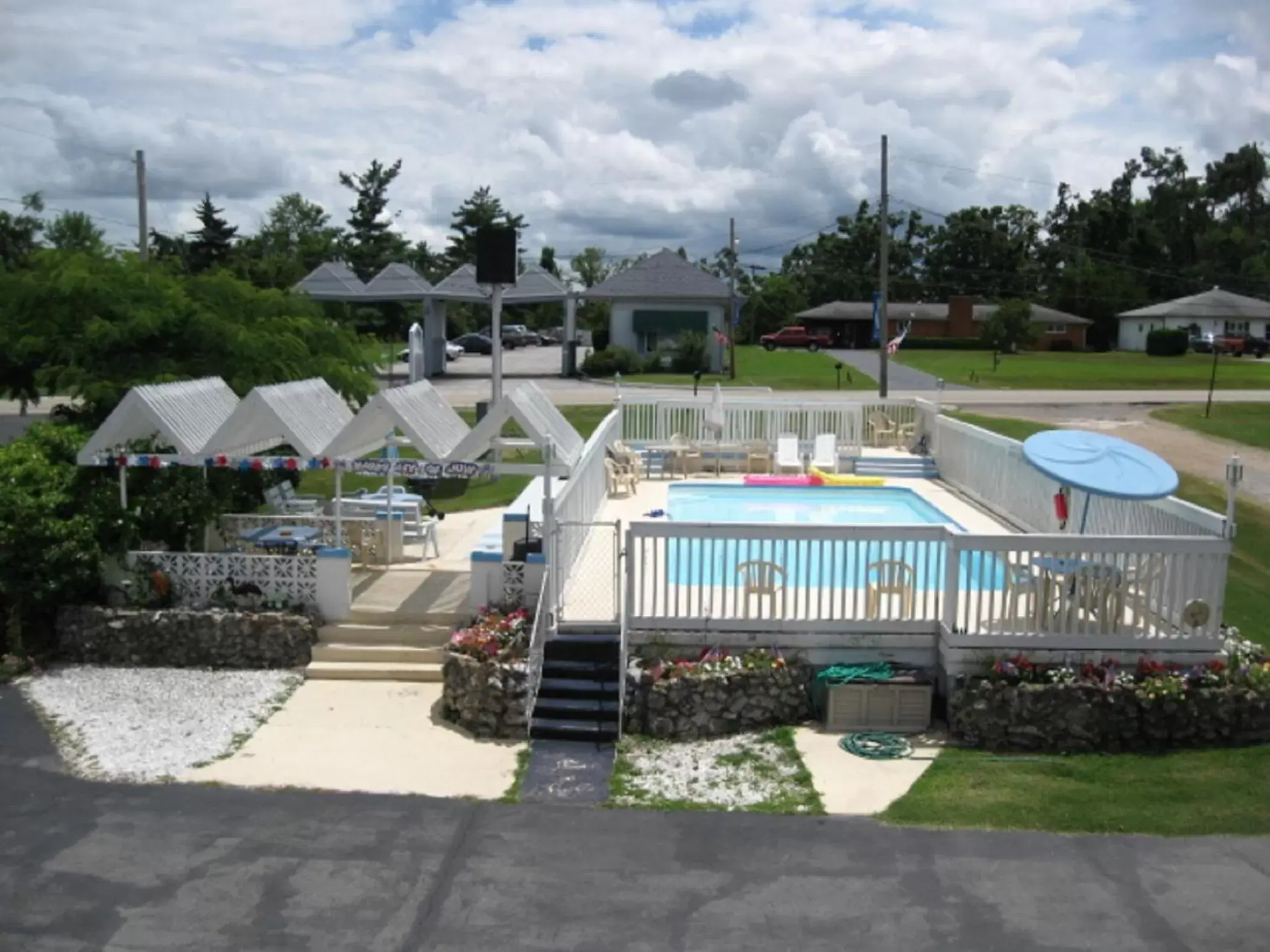 Pool View in Twin Lakes Inn