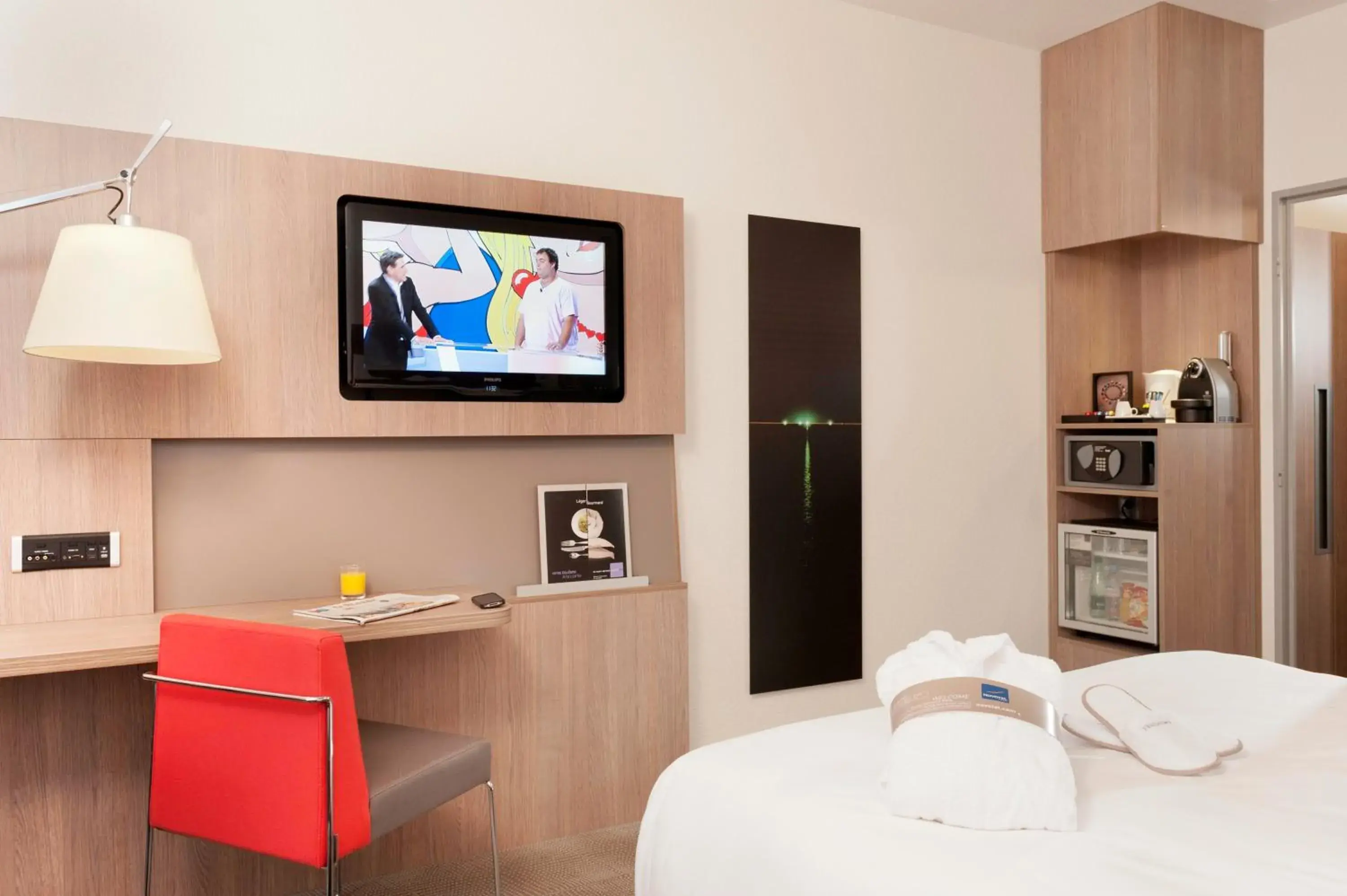 Bed, TV/Entertainment Center in Novotel Paris Rueil Malmaison