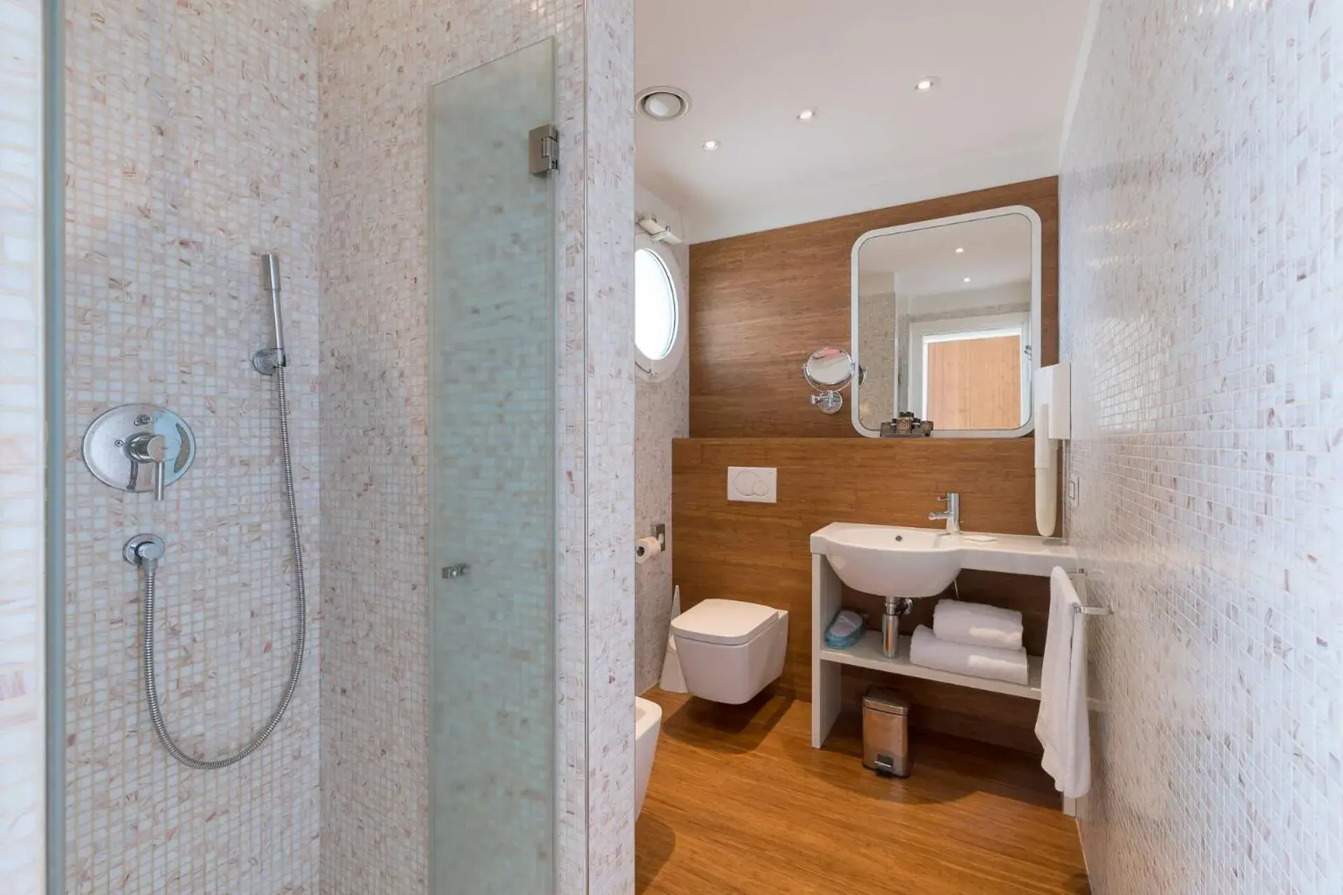 Bathroom in Trampolines Suite Hotel