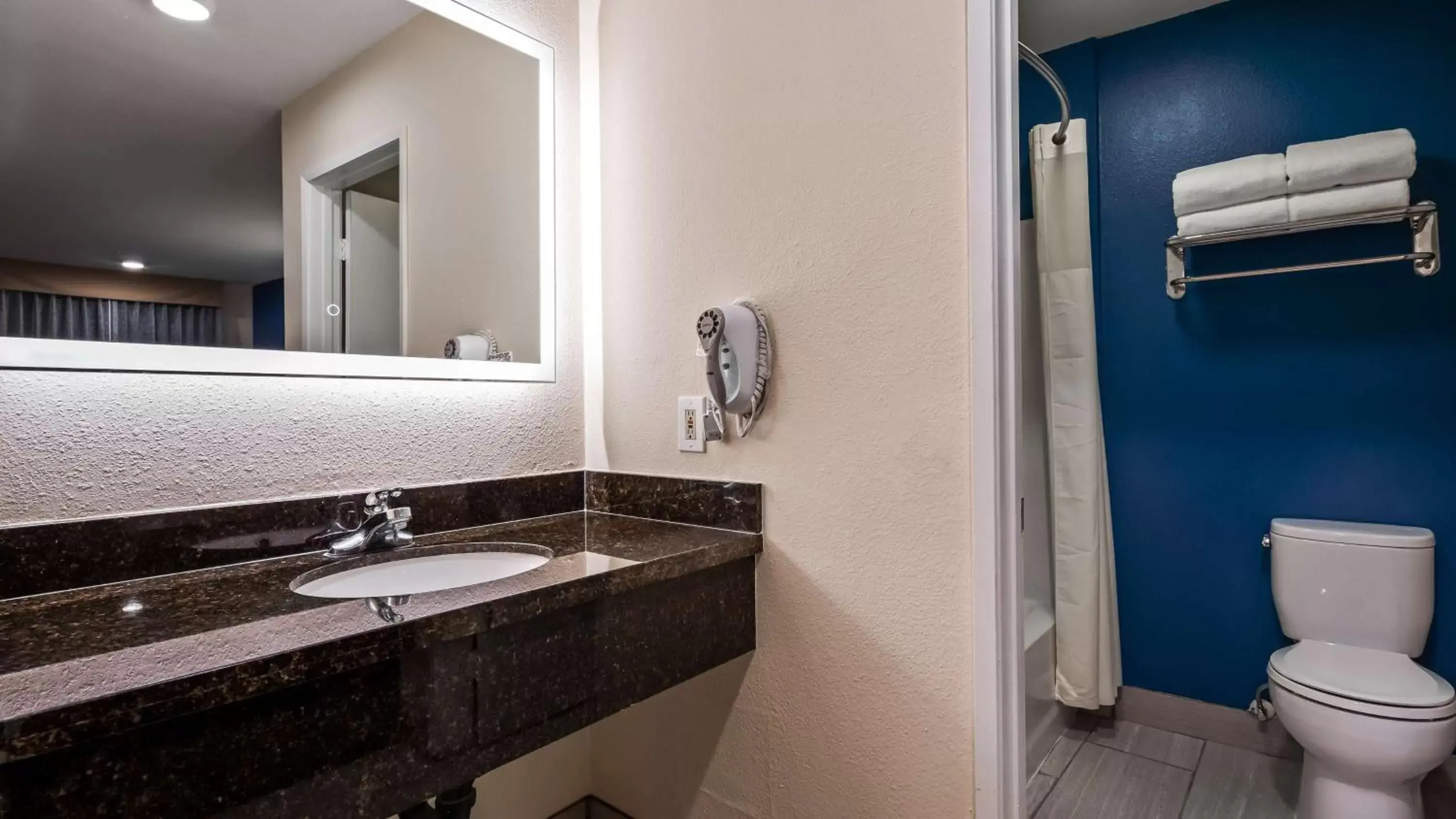 Bathroom in SureStay Plus Hotel by Best Western Hesperia