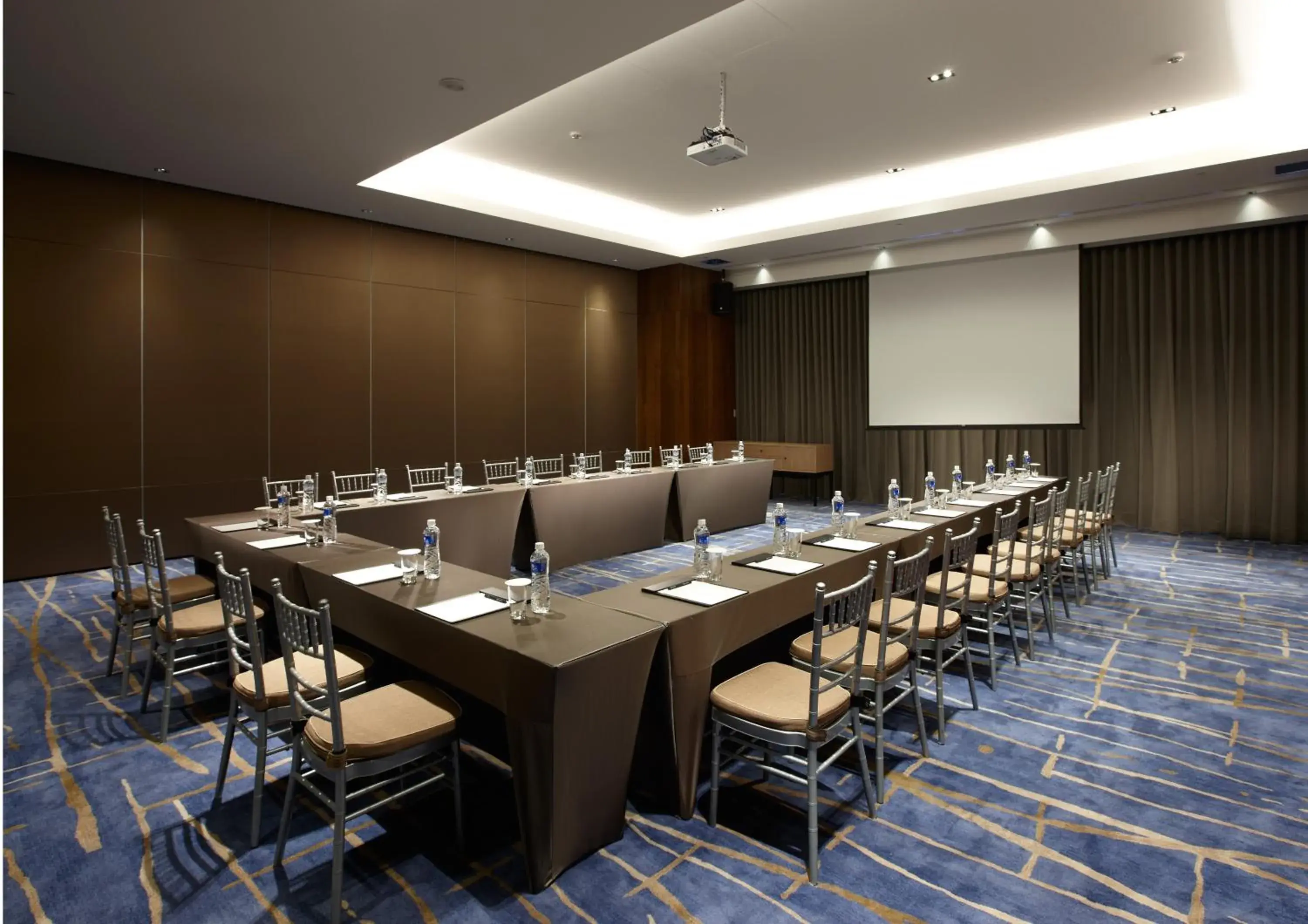 Business facilities in Discovery Hotel