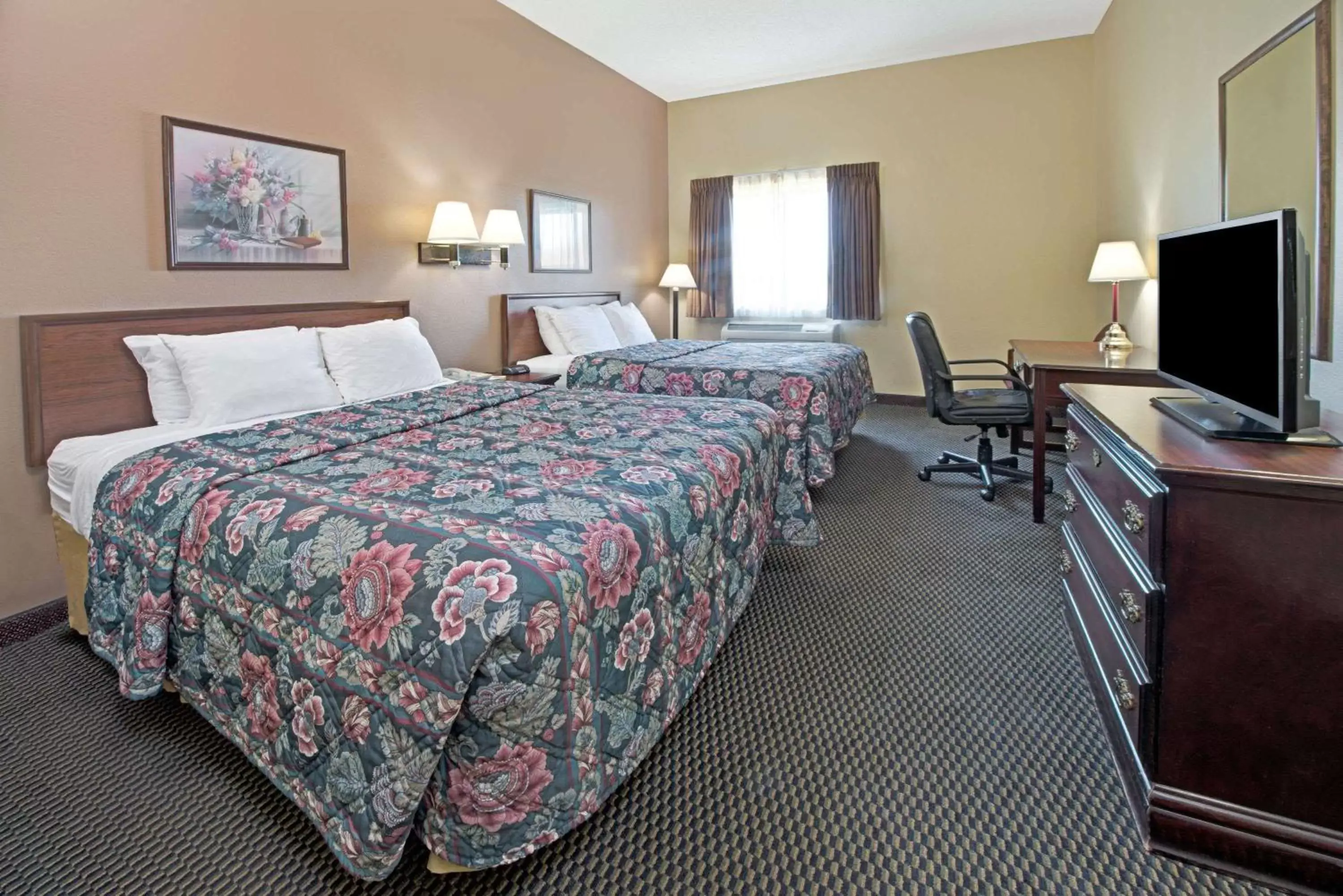 Photo of the whole room, Bed in Days Inn by Wyndham Collinsville St Louis