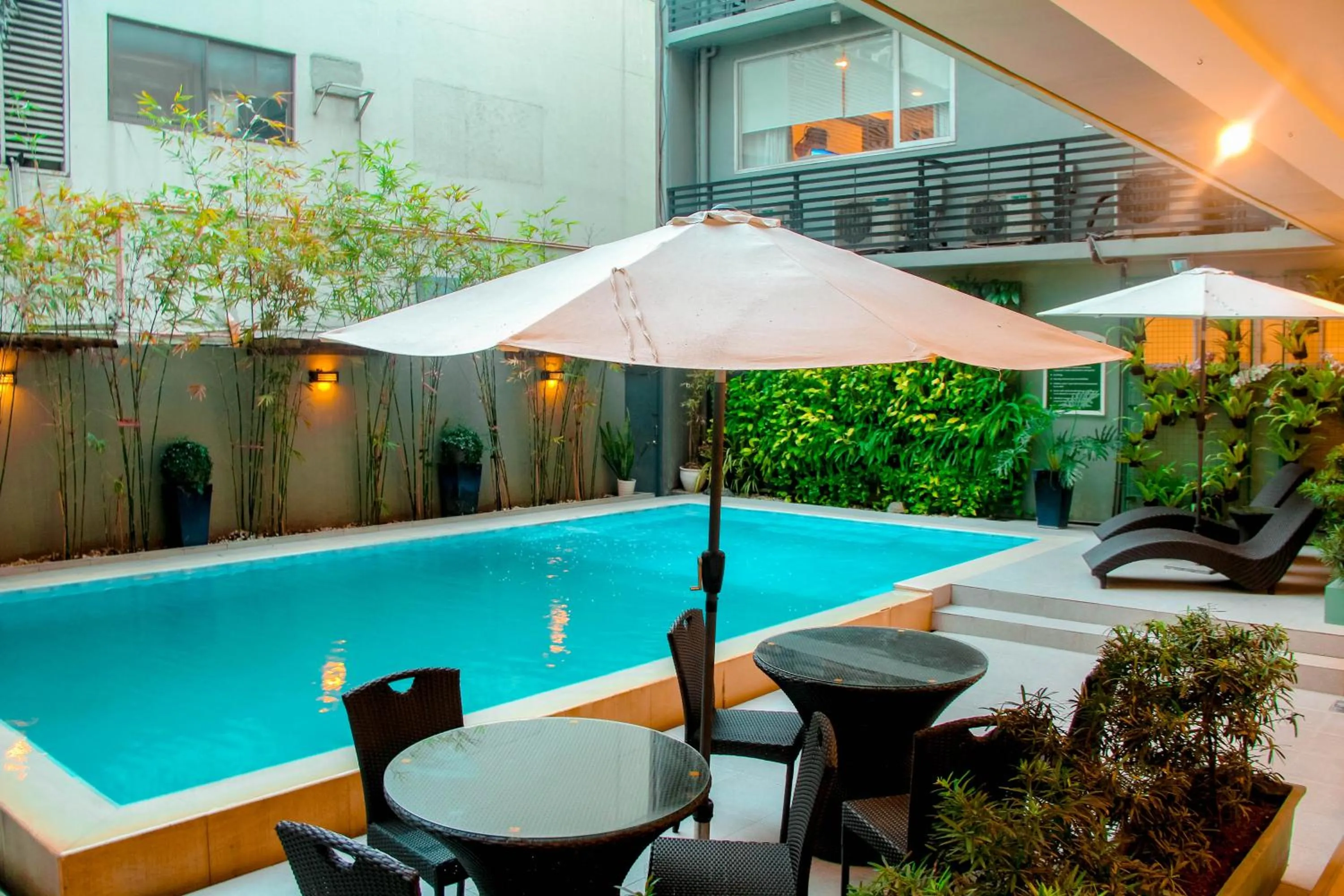 Swimming pool in 88 Courtyard Hotel
