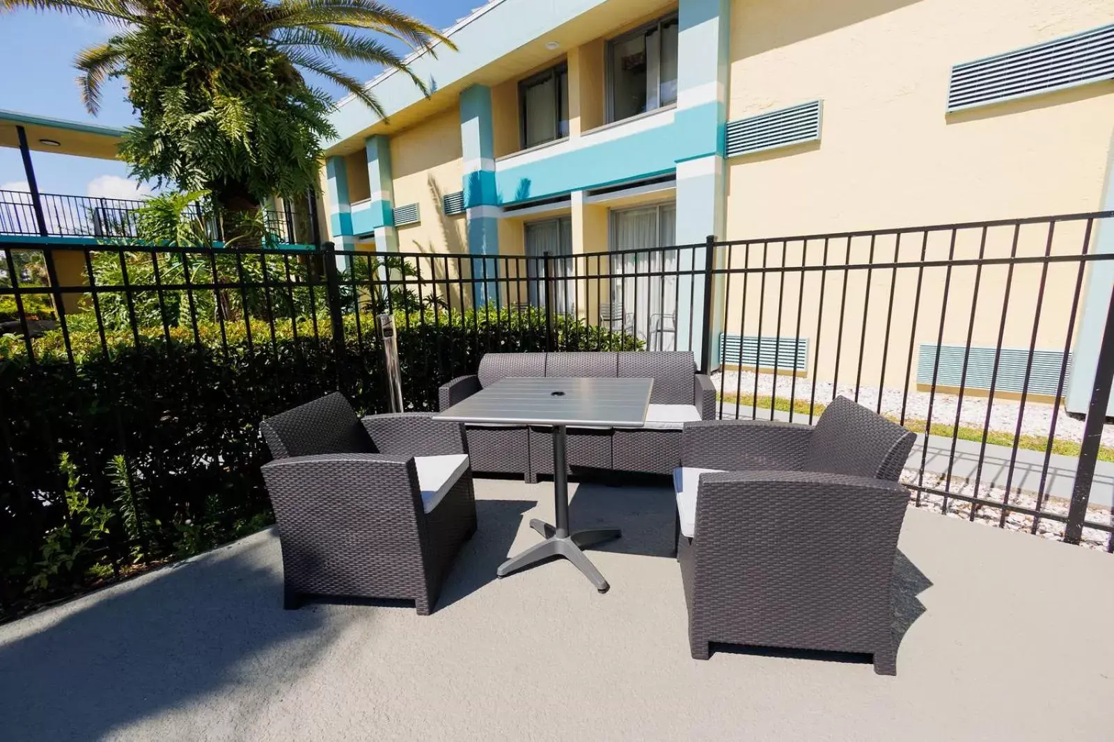 Swimming pool, Balcony/Terrace in Garnet Inn & Suites, Orlando