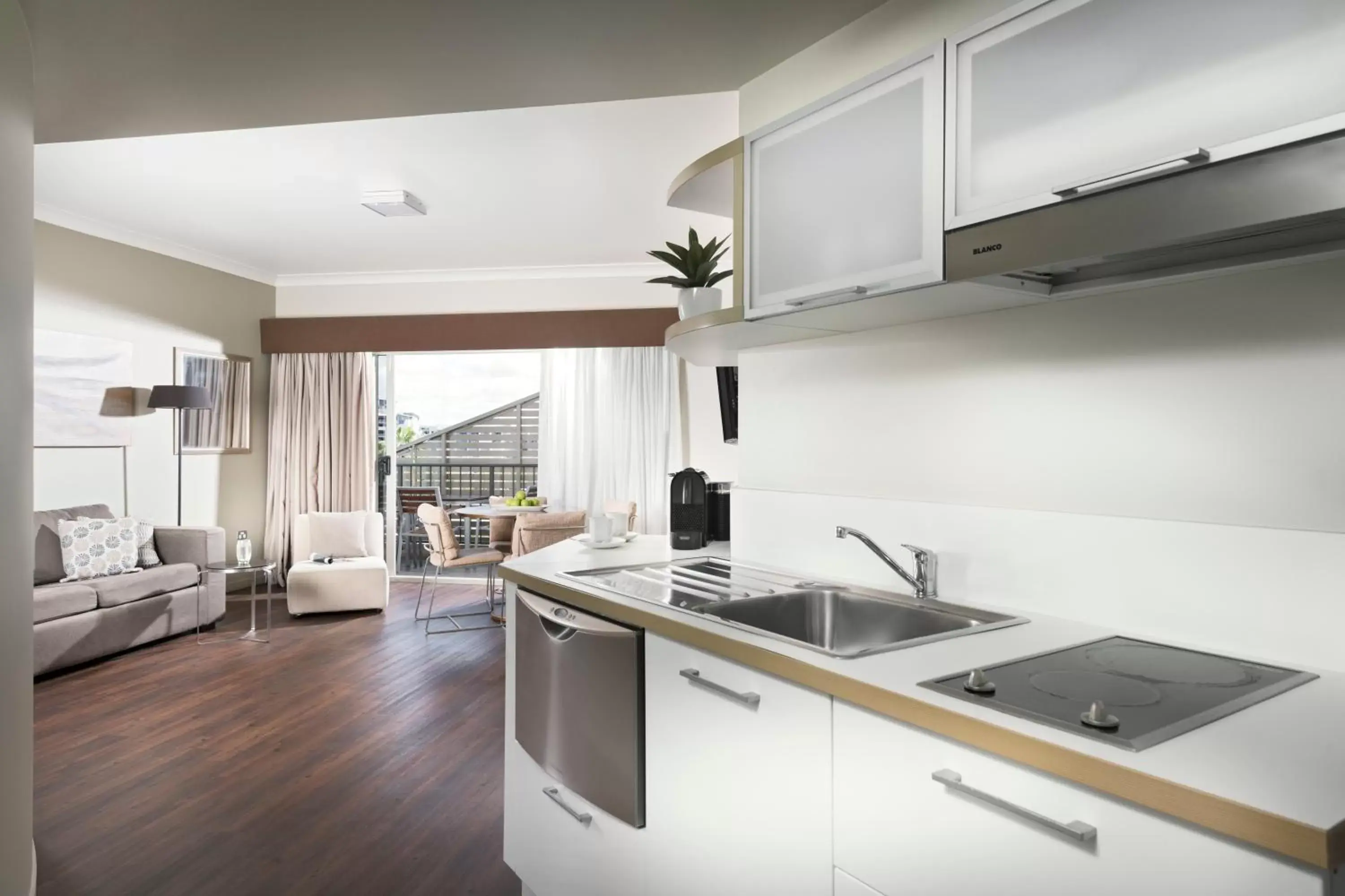 Kitchen or kitchenette, Kitchen/Kitchenette in Grand Hotel and Apartments Townsville