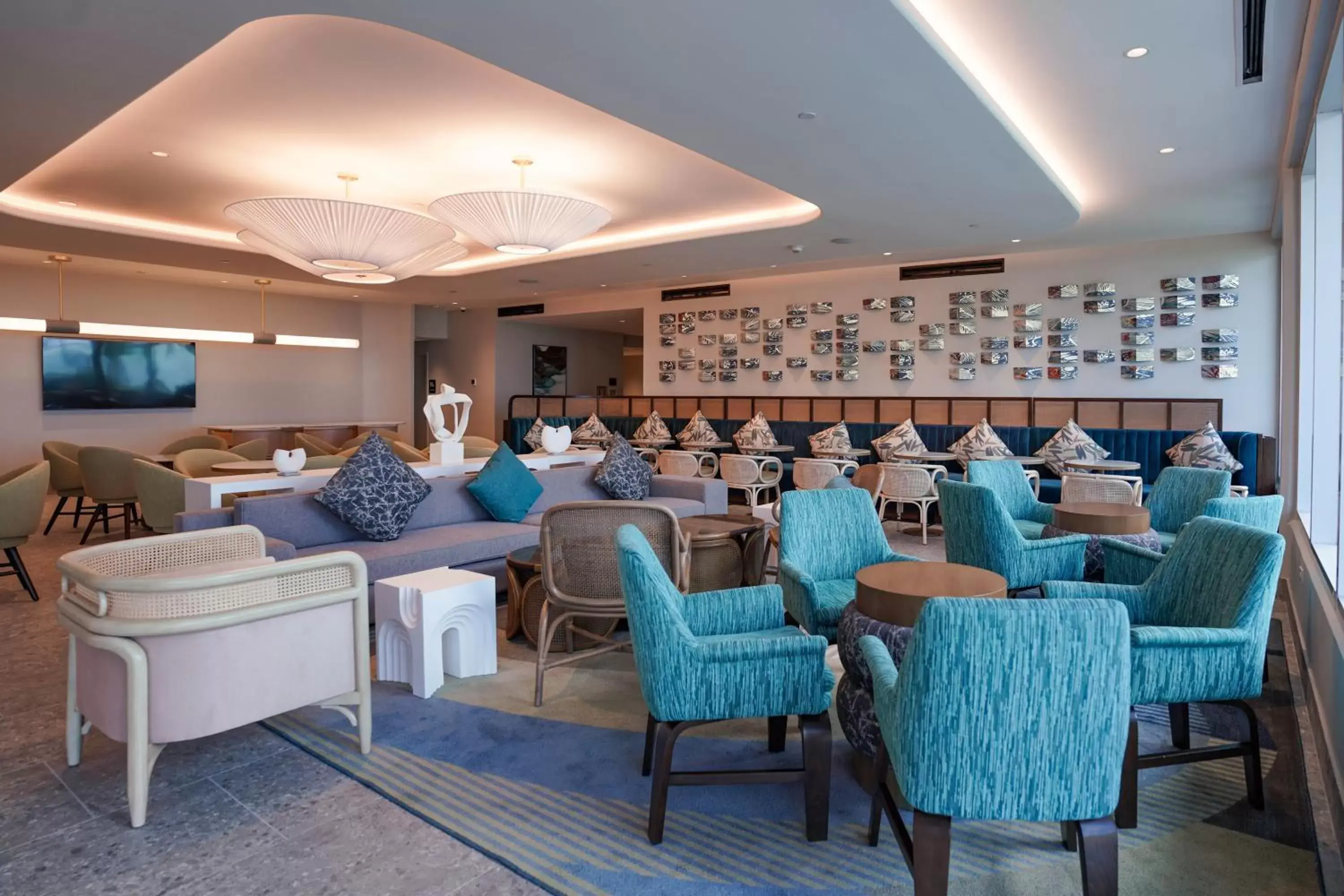 Lounge or bar in Crowne Plaza Resort Guam